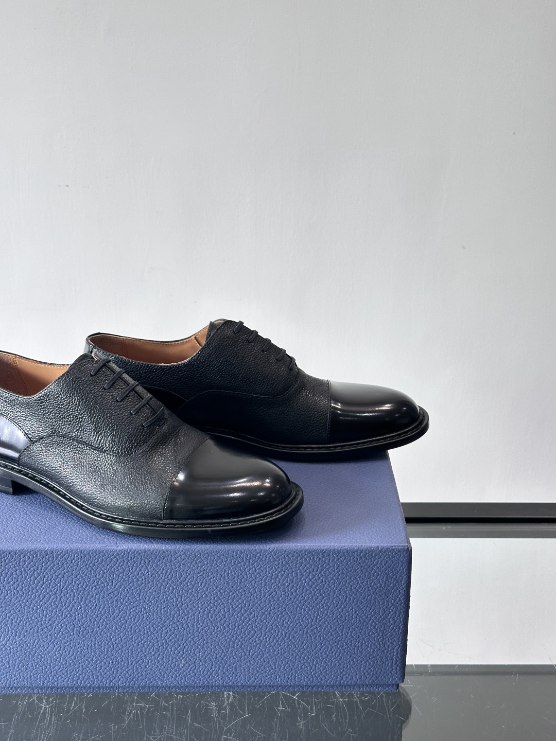 Dior男士正装真皮大底皮鞋，进口头层牛皮，内里小牛皮，小牛皮垫脚有效吸汗透气。进口真皮胚底层，透气性好