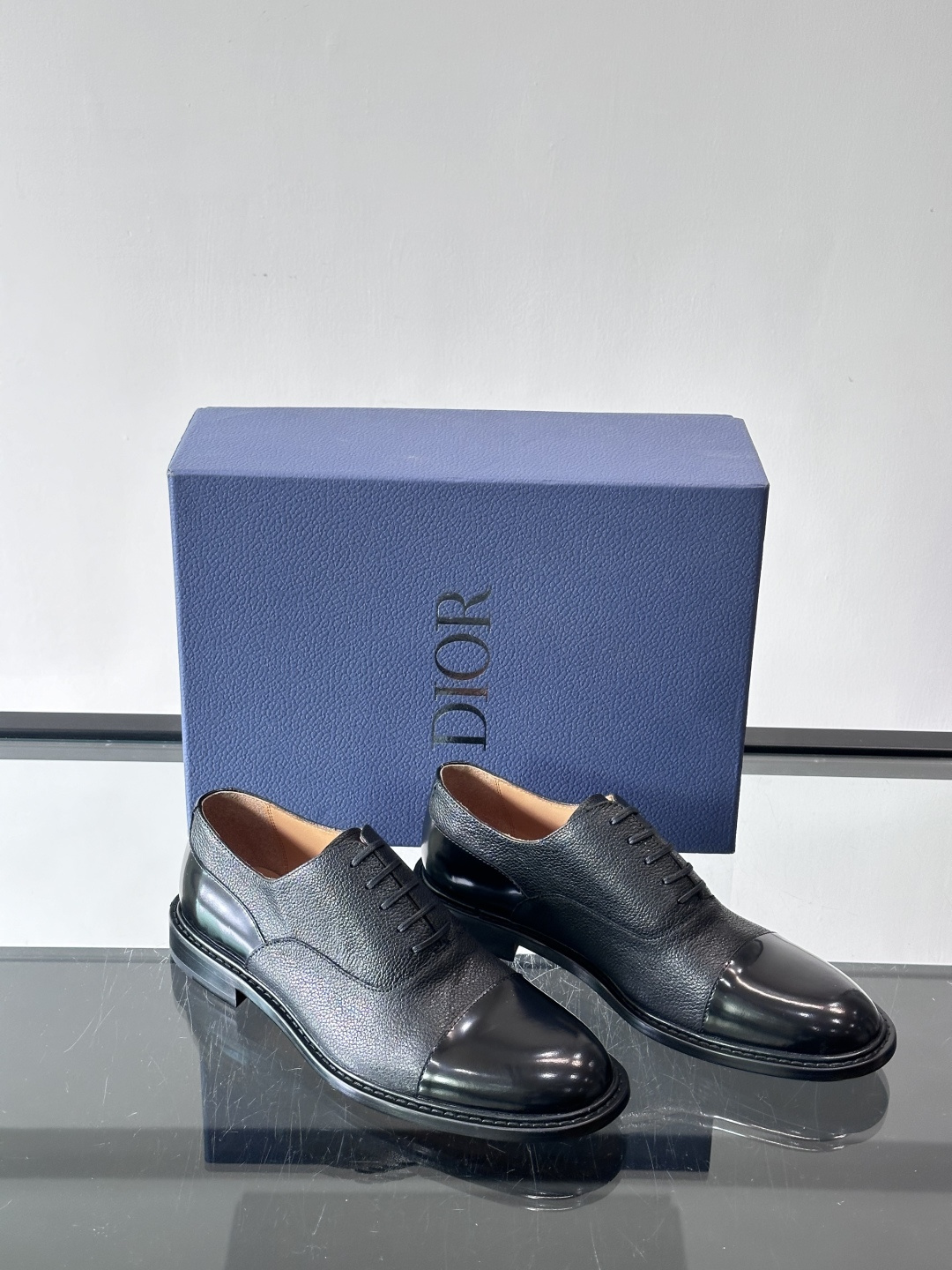 Dior男士正装真皮大底皮鞋，进口头层牛皮，内里小牛皮，小牛皮垫脚有效吸汗透气。进口真皮胚底层，透气性好