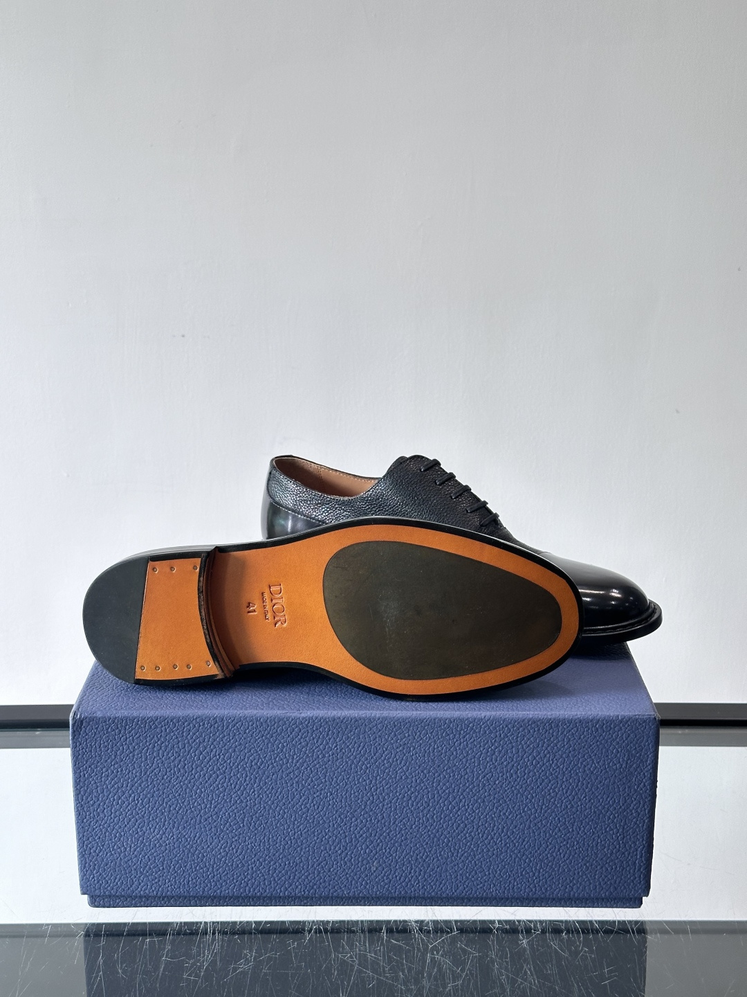 Dior男士正装真皮大底皮鞋，进口头层牛皮，内里小牛皮，小牛皮垫脚有效吸汗透气。进口真皮胚底层，透气性好