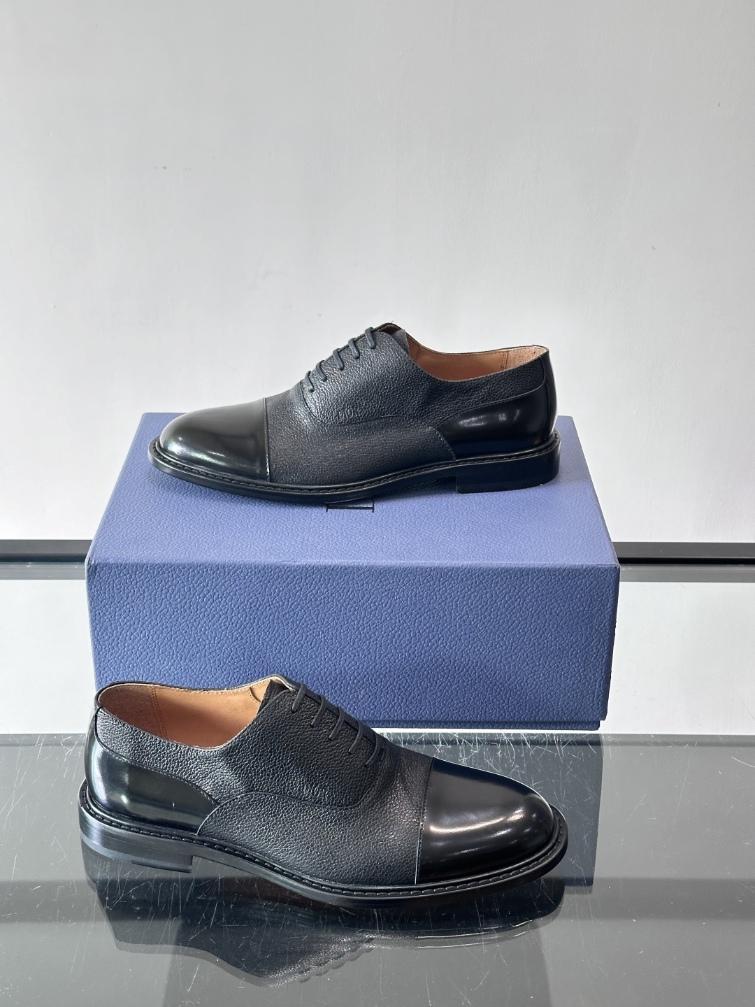 Dior男士正装真皮大底皮鞋，进口头层牛皮，内里小牛皮，小牛皮垫脚有效吸汗透气。进口真皮胚底层，透气性好