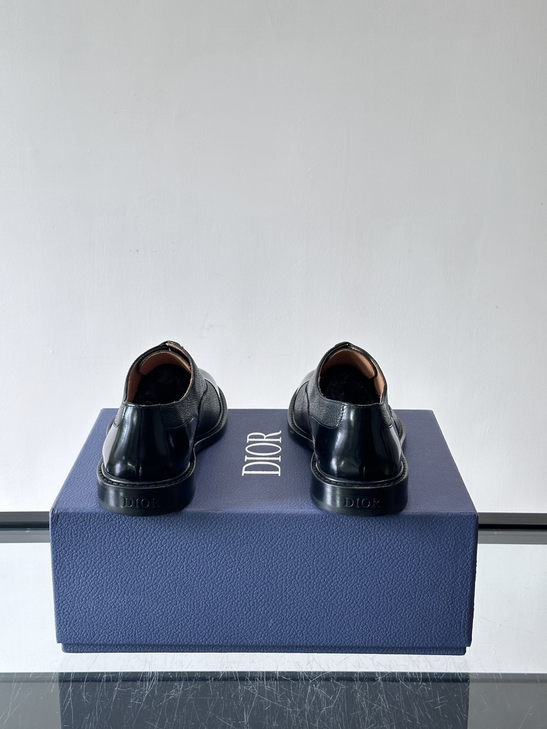 Dior男士正装真皮大底皮鞋，进口头层牛皮，内里小牛皮，小牛皮垫脚有效吸汗透气。进口真皮胚底层，透气性好