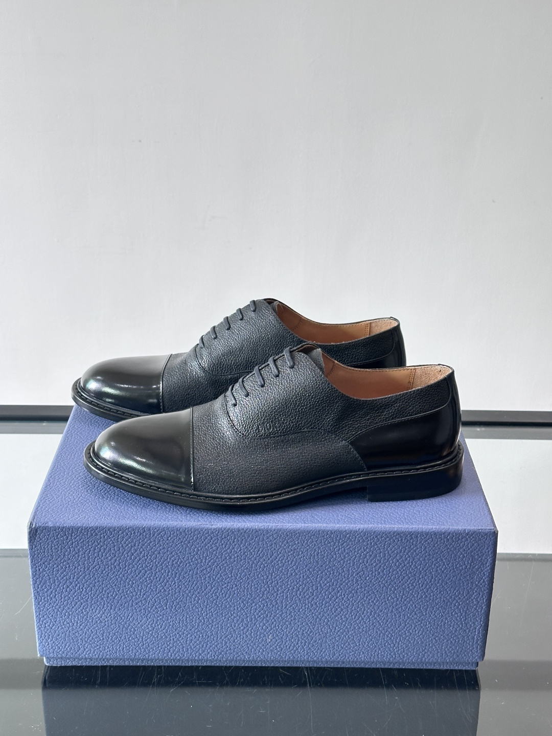 Dior男士正装真皮大底皮鞋，进口头层牛皮，内里小牛皮，小牛皮垫脚有效吸汗透气。进口真皮胚底层，透气性好