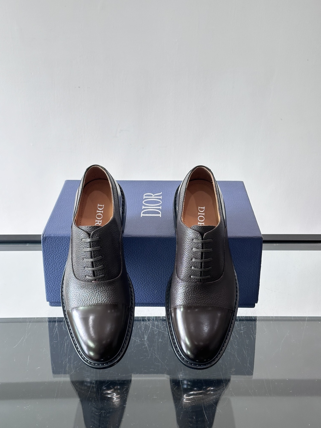 Dior男士正装真皮大底皮鞋，进口头层牛皮，内里小牛皮，小牛皮垫脚有效吸汗透气。进口真皮胚底层，透气性好