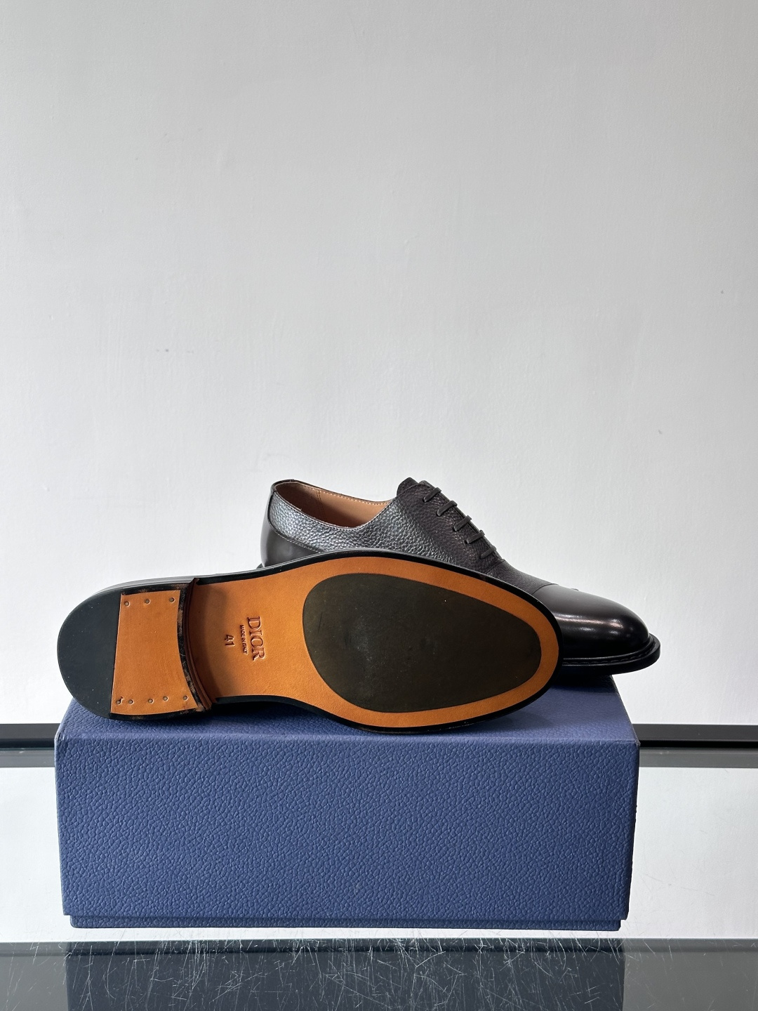 Dior男士正装真皮大底皮鞋，进口头层牛皮，内里小牛皮，小牛皮垫脚有效吸汗透气。进口真皮胚底层，透气性好