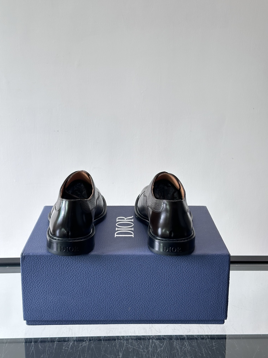 Dior男士正装真皮大底皮鞋，进口头层牛皮，内里小牛皮，小牛皮垫脚有效吸汗透气。进口真皮胚底层，透气性好