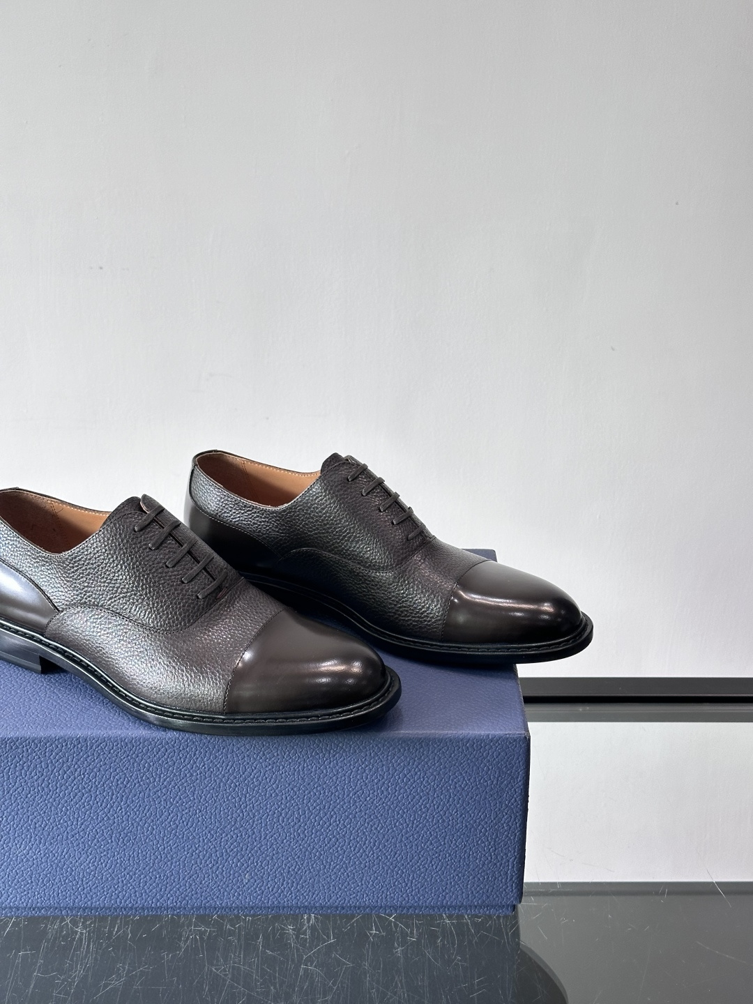 Dior男士正装真皮大底皮鞋，进口头层牛皮，内里小牛皮，小牛皮垫脚有效吸汗透气。进口真皮胚底层，透气性好