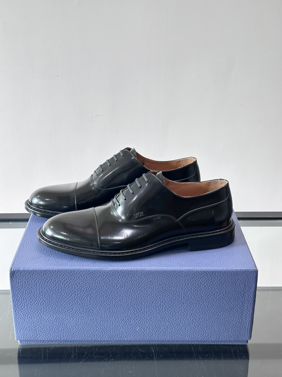 Dior男士正装真皮大底皮鞋，进口头层牛皮，内里小牛皮，小牛皮垫脚有效吸汗透气。进口真皮胚底层，透气性好