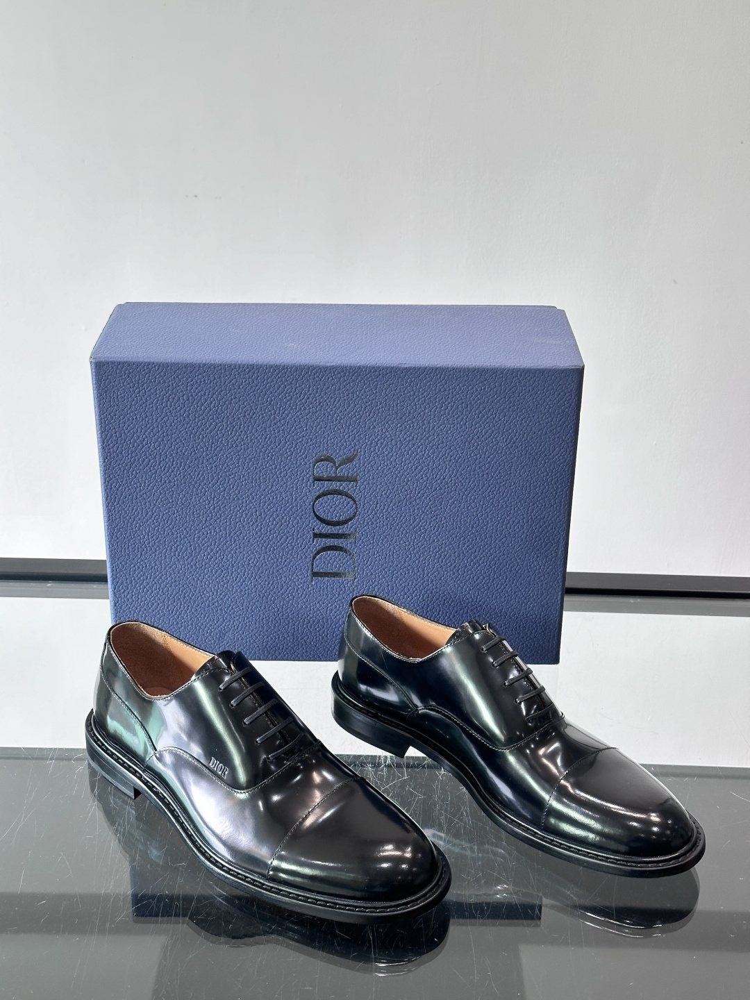 Dior男士正装真皮大底皮鞋，进口头层牛皮，内里小牛皮，小牛皮垫脚有效吸汗透气。进口真皮胚底层，透气性好