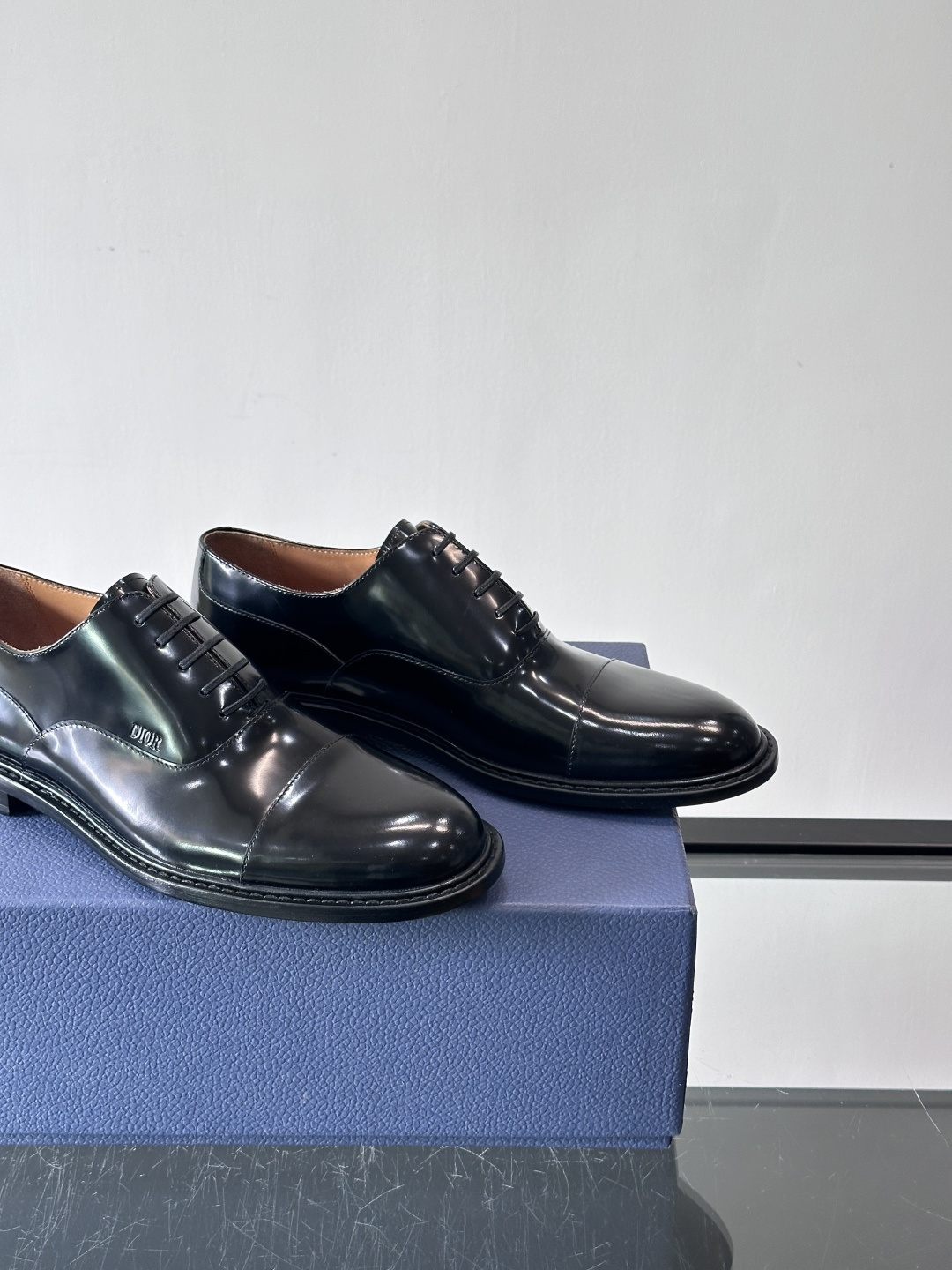 Dior男士正装真皮大底皮鞋，进口头层牛皮，内里小牛皮，小牛皮垫脚有效吸汗透气。进口真皮胚底层，透气性好