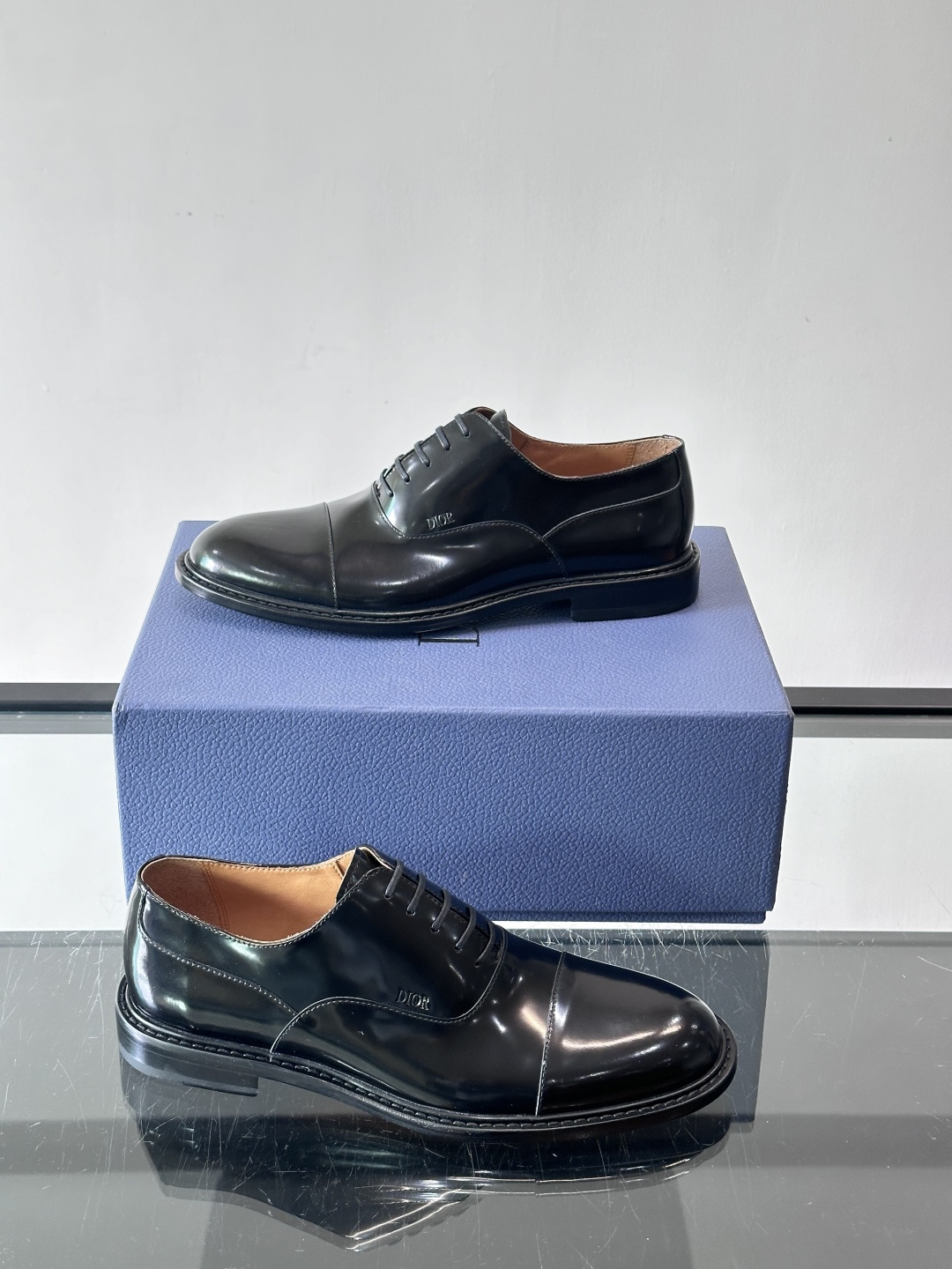 Dior男士正装真皮大底皮鞋，进口头层牛皮，内里小牛皮，小牛皮垫脚有效吸汗透气。进口真皮胚底层，透气性好