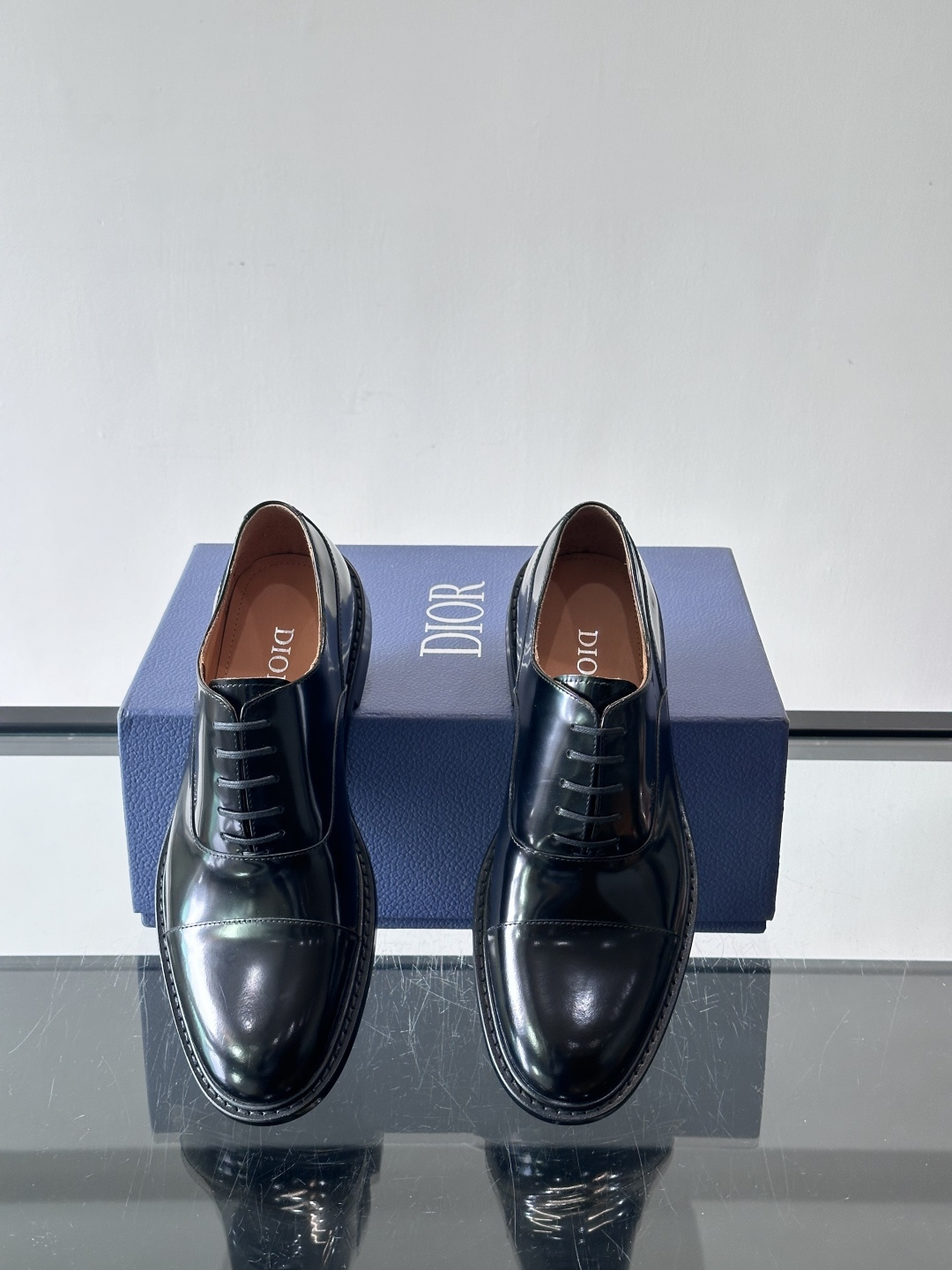 Dior男士正装真皮大底皮鞋，进口头层牛皮，内里小牛皮，小牛皮垫脚有效吸汗透气。进口真皮胚底层，透气性好