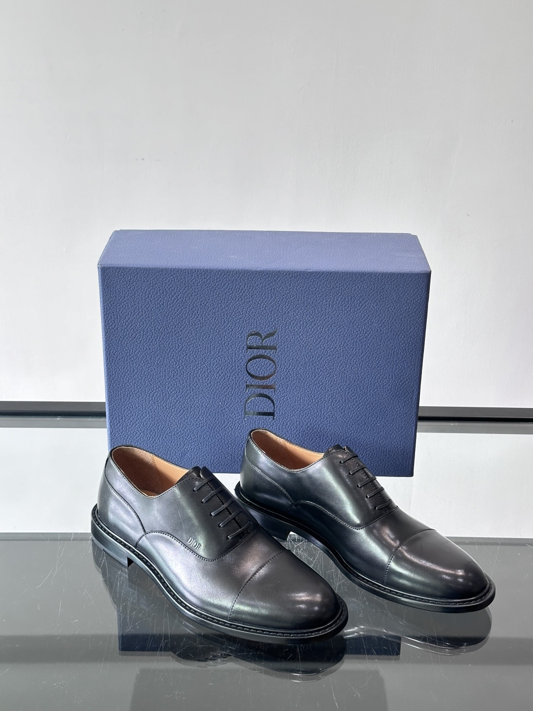 Dior男士正装真皮大底皮鞋，进口头层牛皮，内里小牛皮，小牛皮垫脚有效吸汗透气。进口真皮胚底层，透气性好