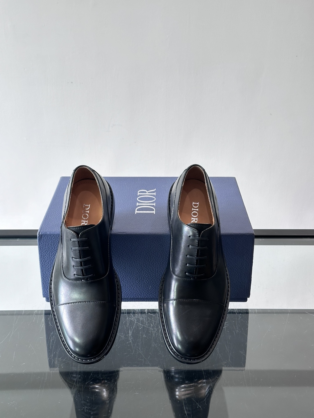 Dior男士正装真皮大底皮鞋，进口头层牛皮，内里小牛皮，小牛皮垫脚有效吸汗透气。进口真皮胚底层，透气性好