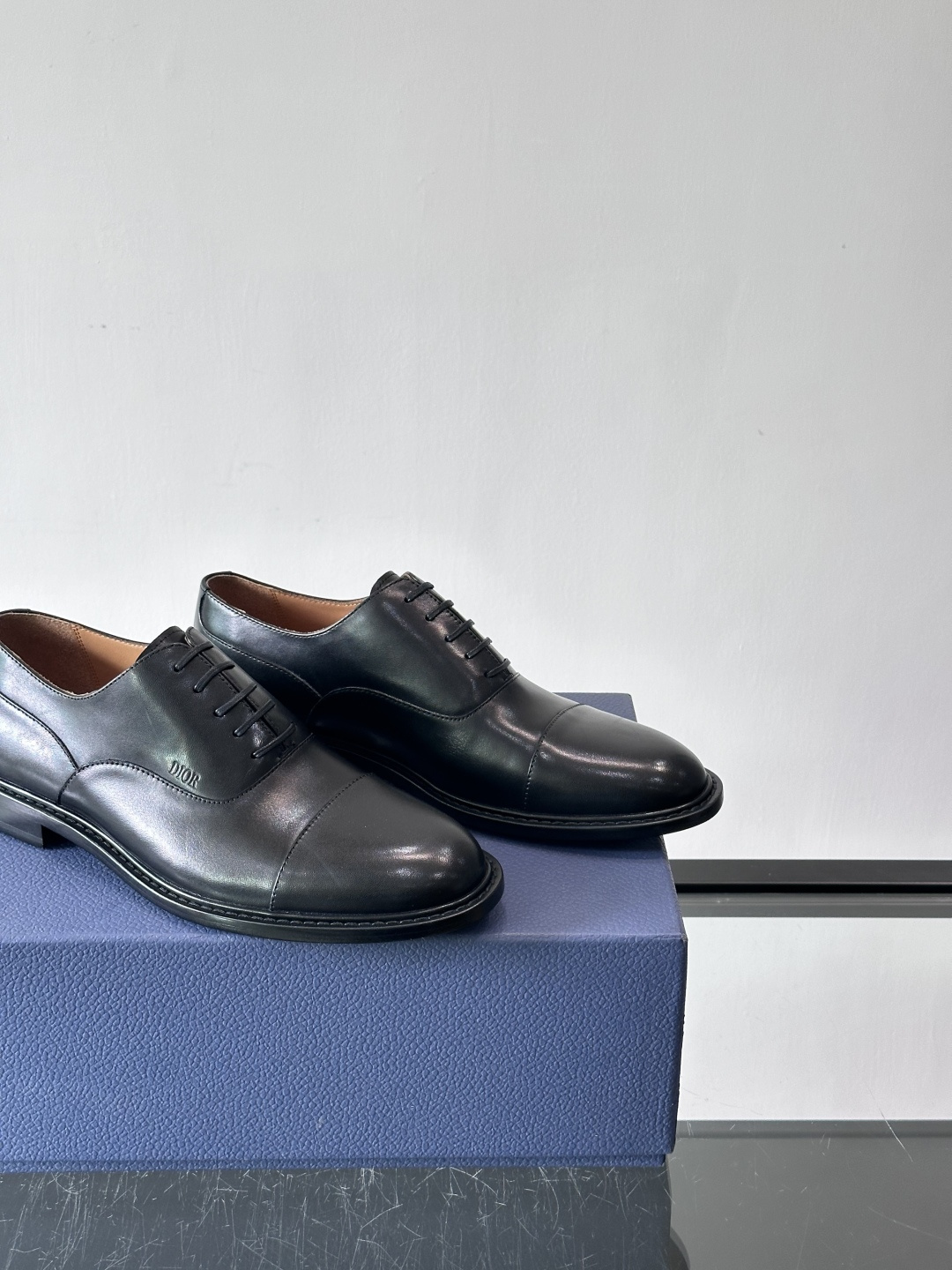 Dior男士正装真皮大底皮鞋，进口头层牛皮，内里小牛皮，小牛皮垫脚有效吸汗透气。进口真皮胚底层，透气性好
