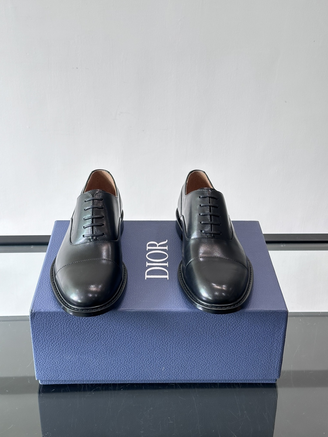 Dior男士正装真皮大底皮鞋，进口头层牛皮，内里小牛皮，小牛皮垫脚有效吸汗透气。进口真皮胚底层，透气性好