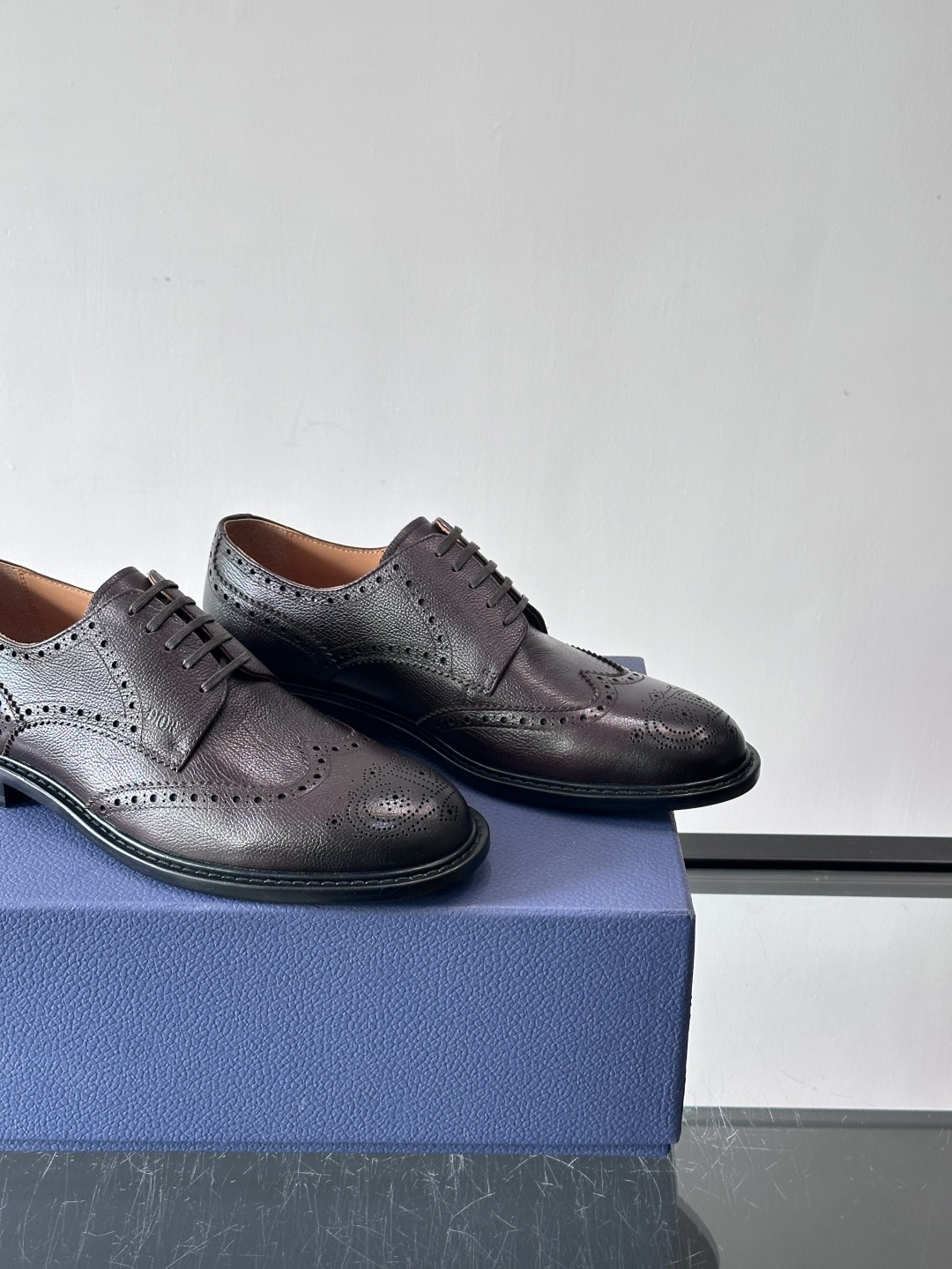 Dior男士正装真皮大底皮鞋，进口头层牛皮，内里小牛皮，小牛皮垫脚有效吸汗透气。进口真皮胚底层，透气性好