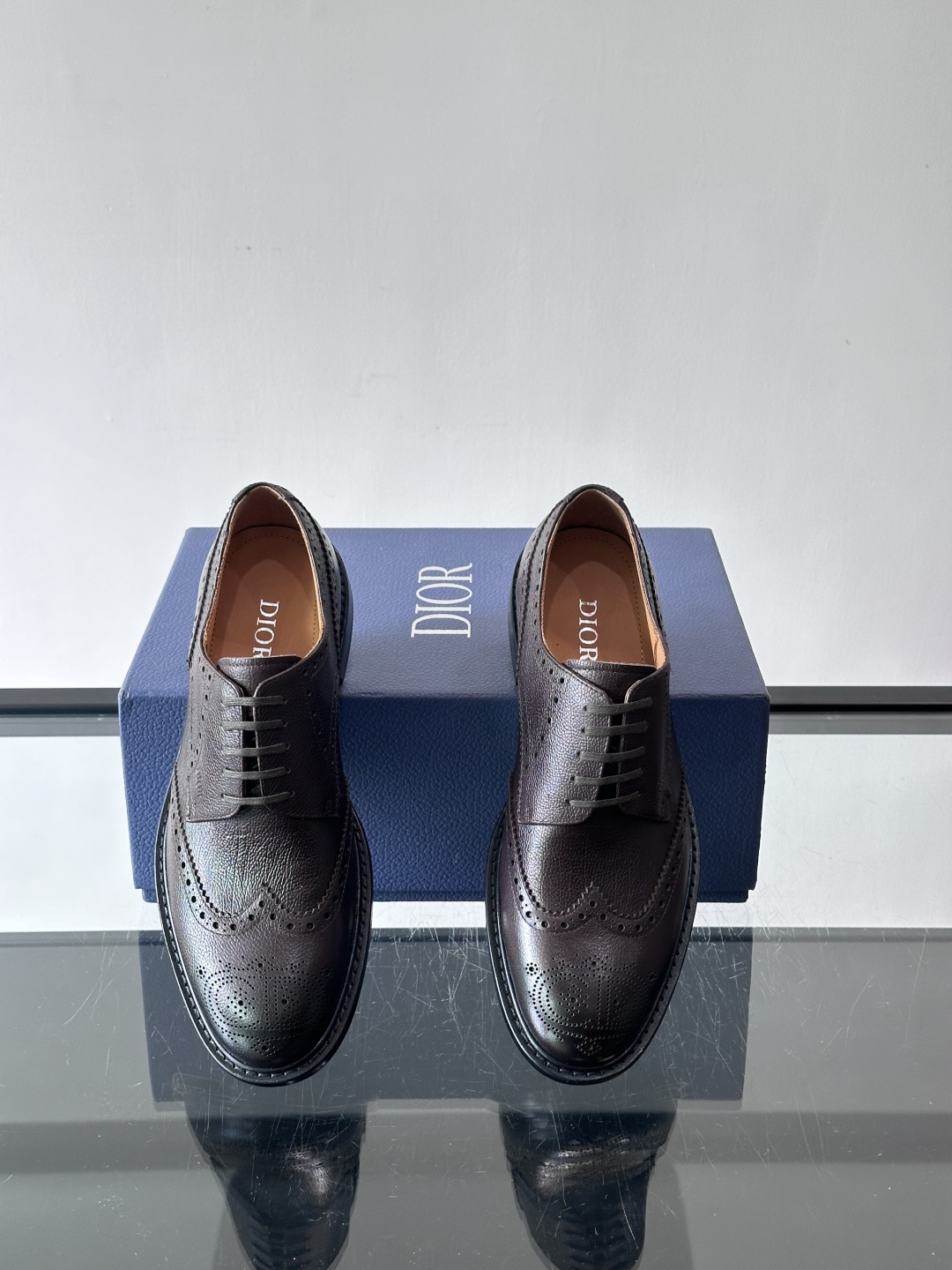 Dior男士正装真皮大底皮鞋，进口头层牛皮，内里小牛皮，小牛皮垫脚有效吸汗透气。进口真皮胚底层，透气性好