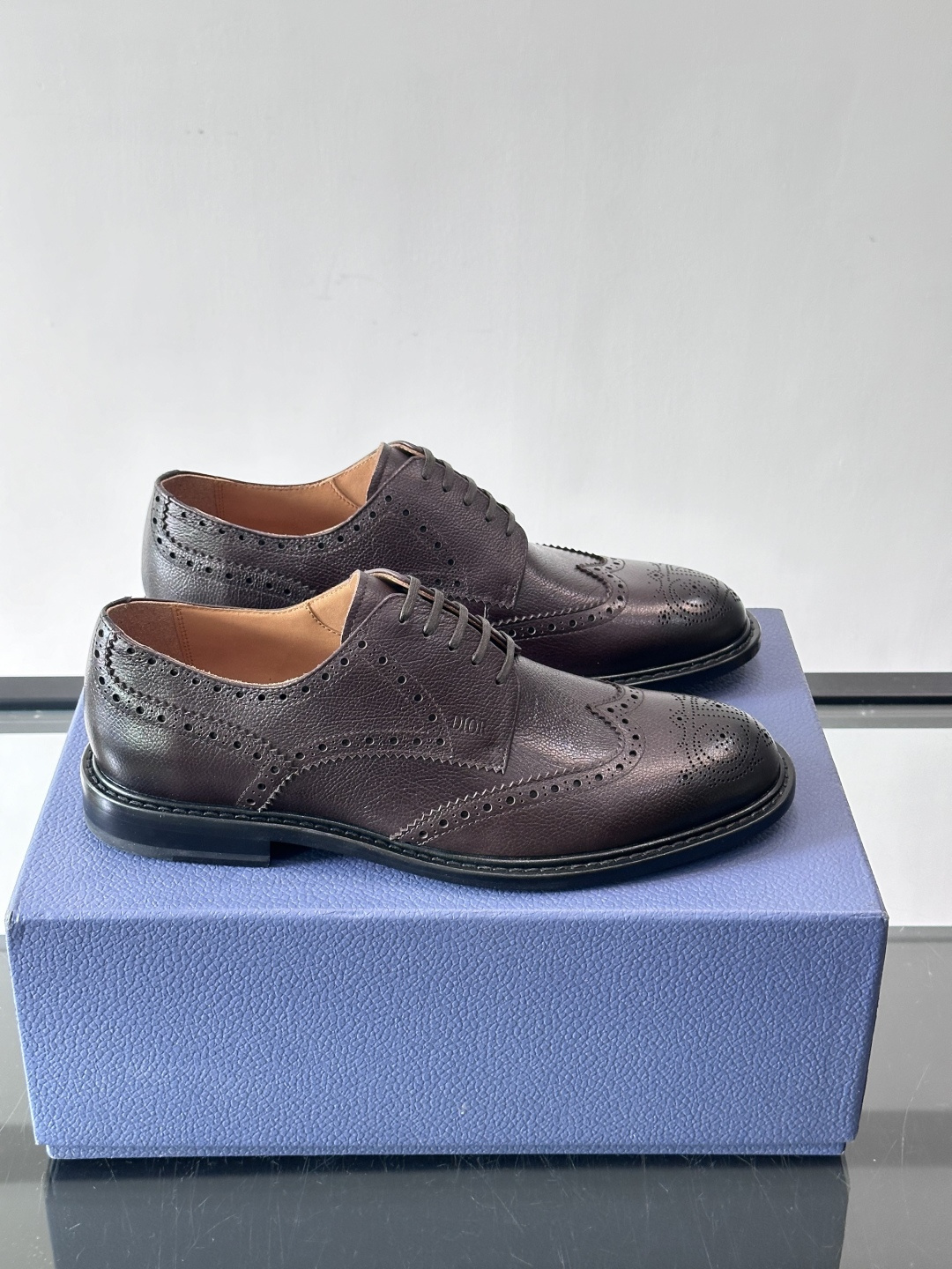 Dior男士正装真皮大底皮鞋，进口头层牛皮，内里小牛皮，小牛皮垫脚有效吸汗透气。进口真皮胚底层，透气性好