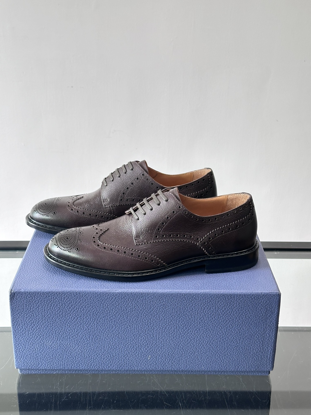 Dior男士正装真皮大底皮鞋，进口头层牛皮，内里小牛皮，小牛皮垫脚有效吸汗透气。进口真皮胚底层，透气性好