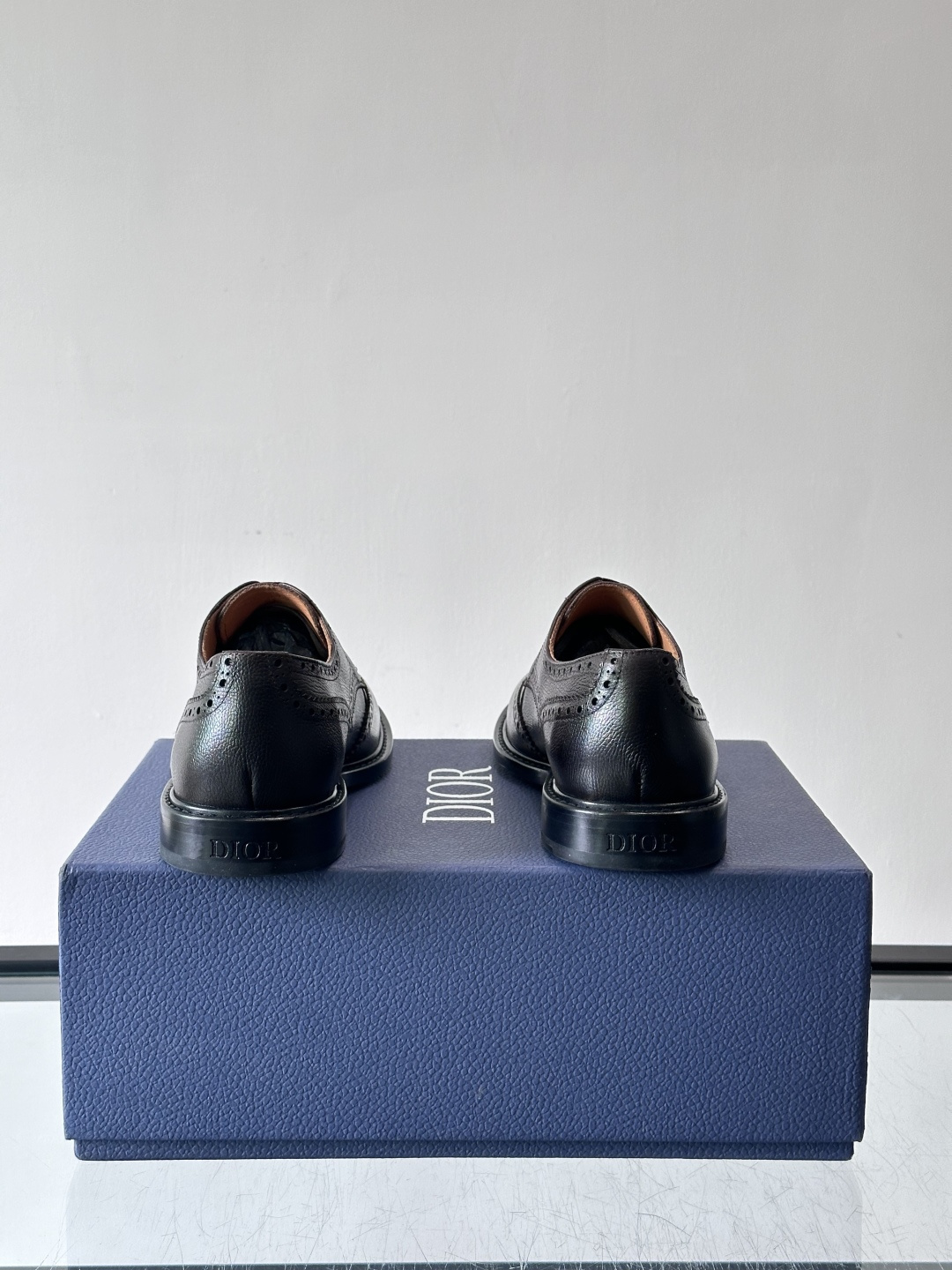 Dior男士正装真皮大底皮鞋，进口头层牛皮，内里小牛皮，小牛皮垫脚有效吸汗透气。进口真皮胚底层，透气性好