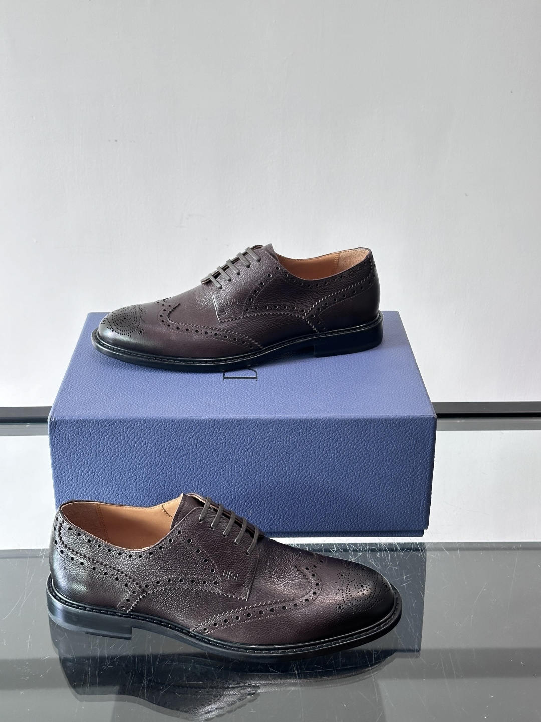 Dior男士正装真皮大底皮鞋，进口头层牛皮，内里小牛皮，小牛皮垫脚有效吸汗透气。进口真皮胚底层，透气性好