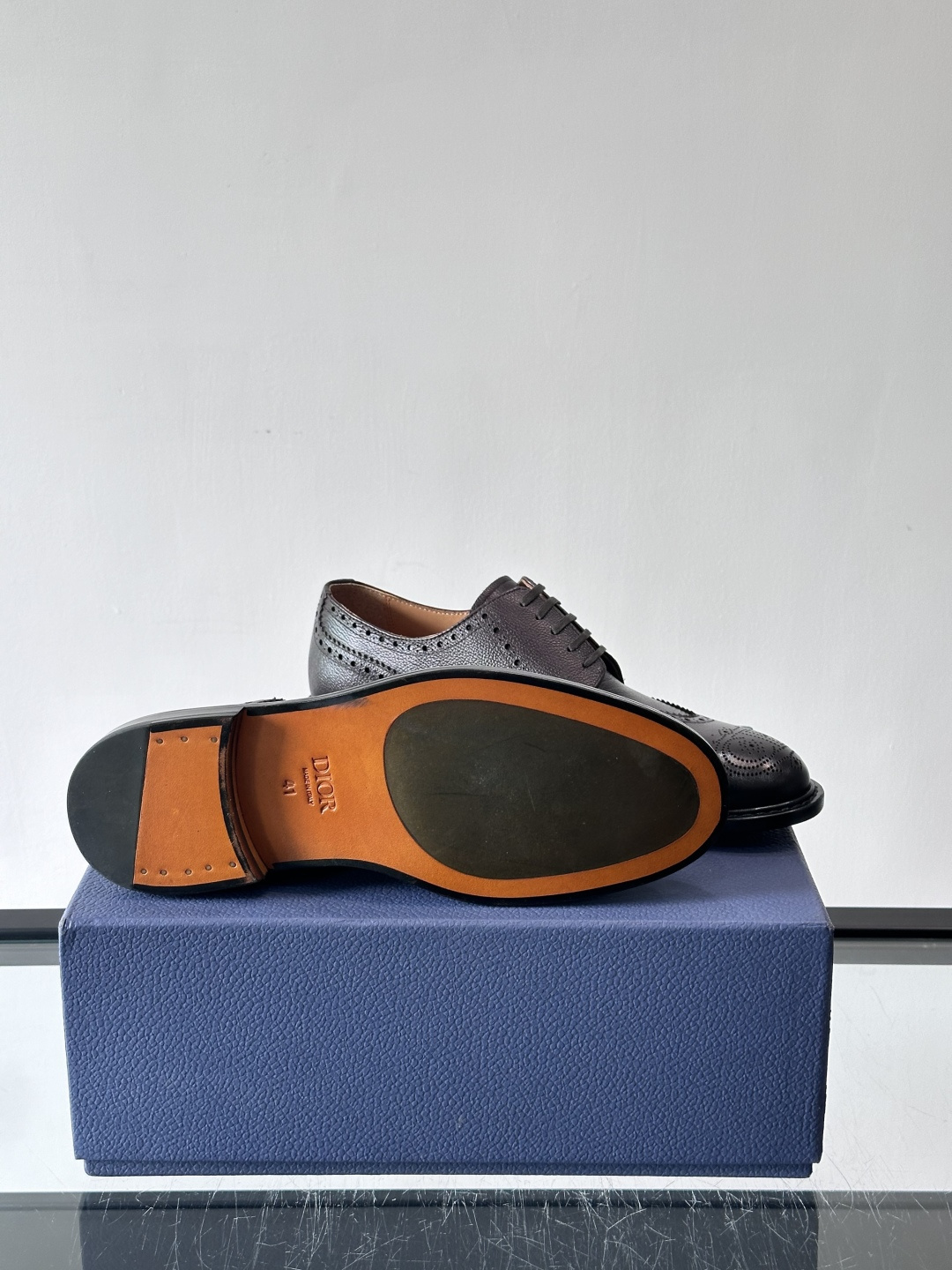 Dior男士正装真皮大底皮鞋，进口头层牛皮，内里小牛皮，小牛皮垫脚有效吸汗透气。进口真皮胚底层，透气性好