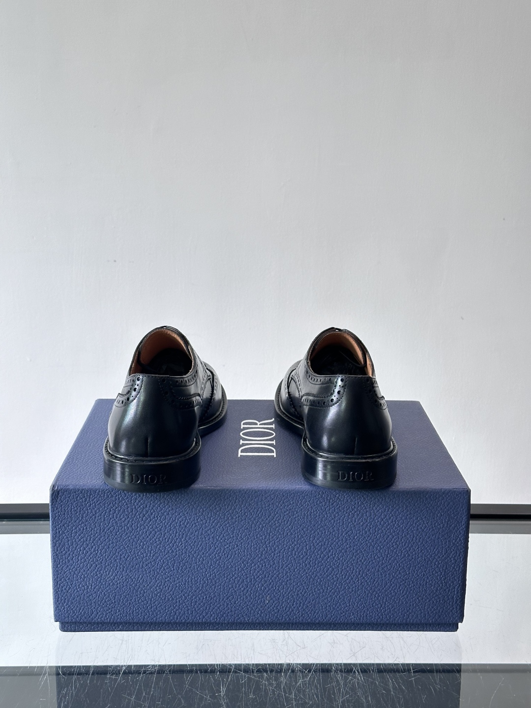 Dior男士正装真皮大底皮鞋，进口头层牛皮，内里小牛皮，小牛皮垫脚有效吸汗透气。进口真皮胚底层，透气性好
