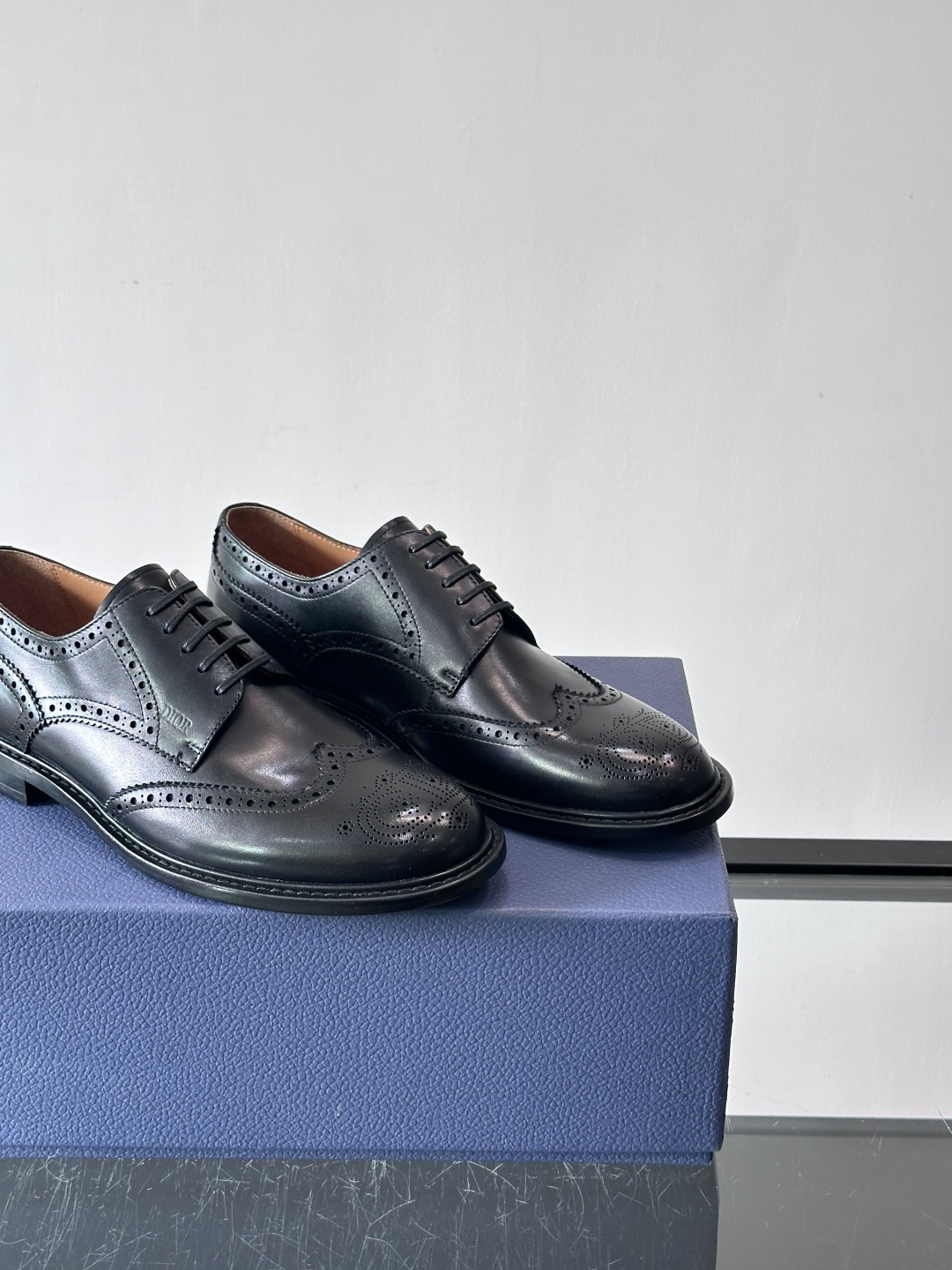 Dior男士正装真皮大底皮鞋，进口头层牛皮，内里小牛皮，小牛皮垫脚有效吸汗透气。进口真皮胚底层，透气性好