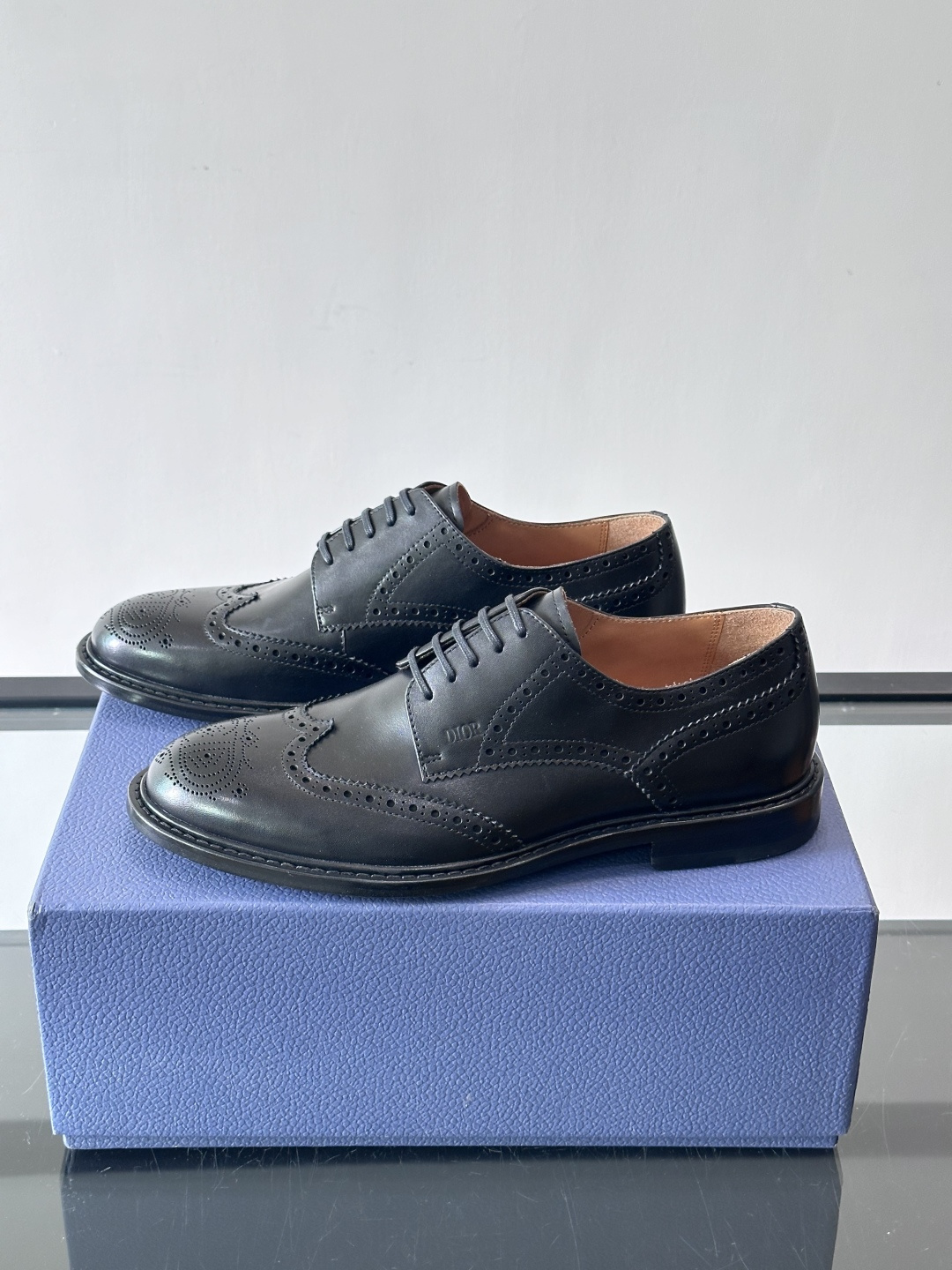 Dior男士正装真皮大底皮鞋，进口头层牛皮，内里小牛皮，小牛皮垫脚有效吸汗透气。进口真皮胚底层，透气性好