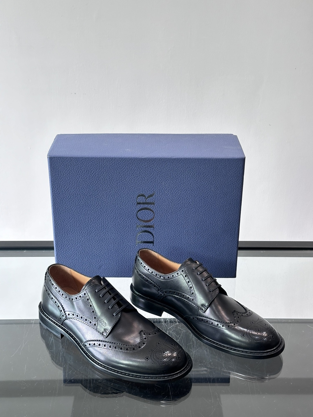 Dior男士正装真皮大底皮鞋，进口头层牛皮，内里小牛皮，小牛皮垫脚有效吸汗透气。进口真皮胚底层，透气性好