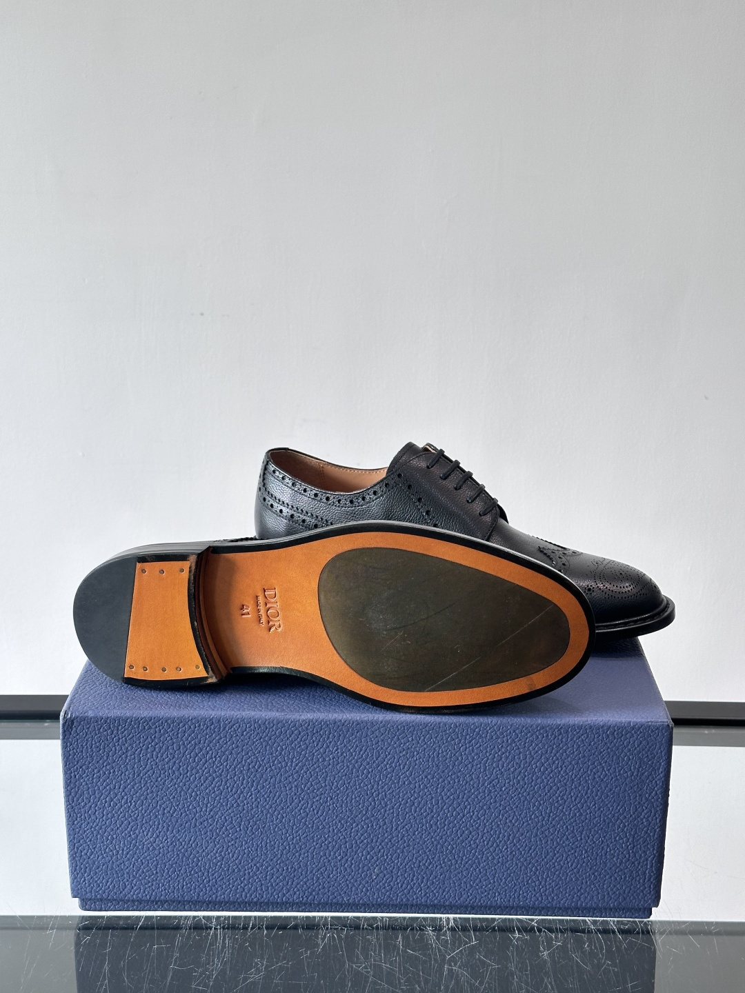Dior男士正装真皮大底皮鞋，进口头层牛皮，内里小牛皮，小牛皮垫脚有效吸汗透气。进口真皮胚底层，透气性好