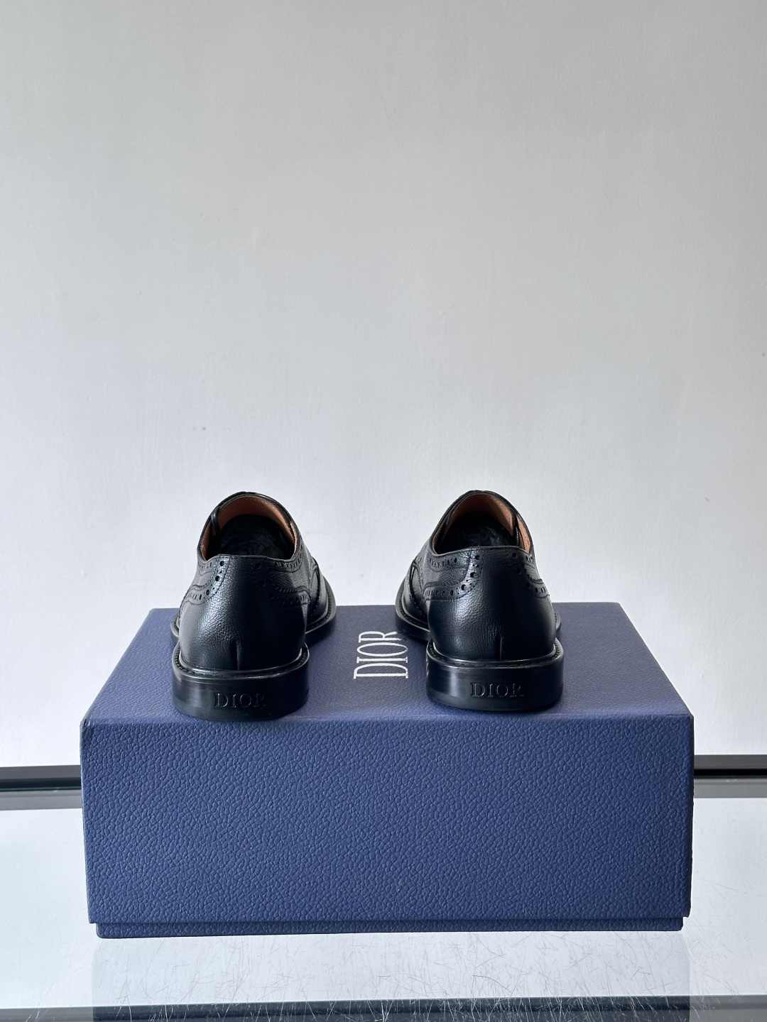 Dior男士正装真皮大底皮鞋，进口头层牛皮，内里小牛皮，小牛皮垫脚有效吸汗透气。进口真皮胚底层，透气性好