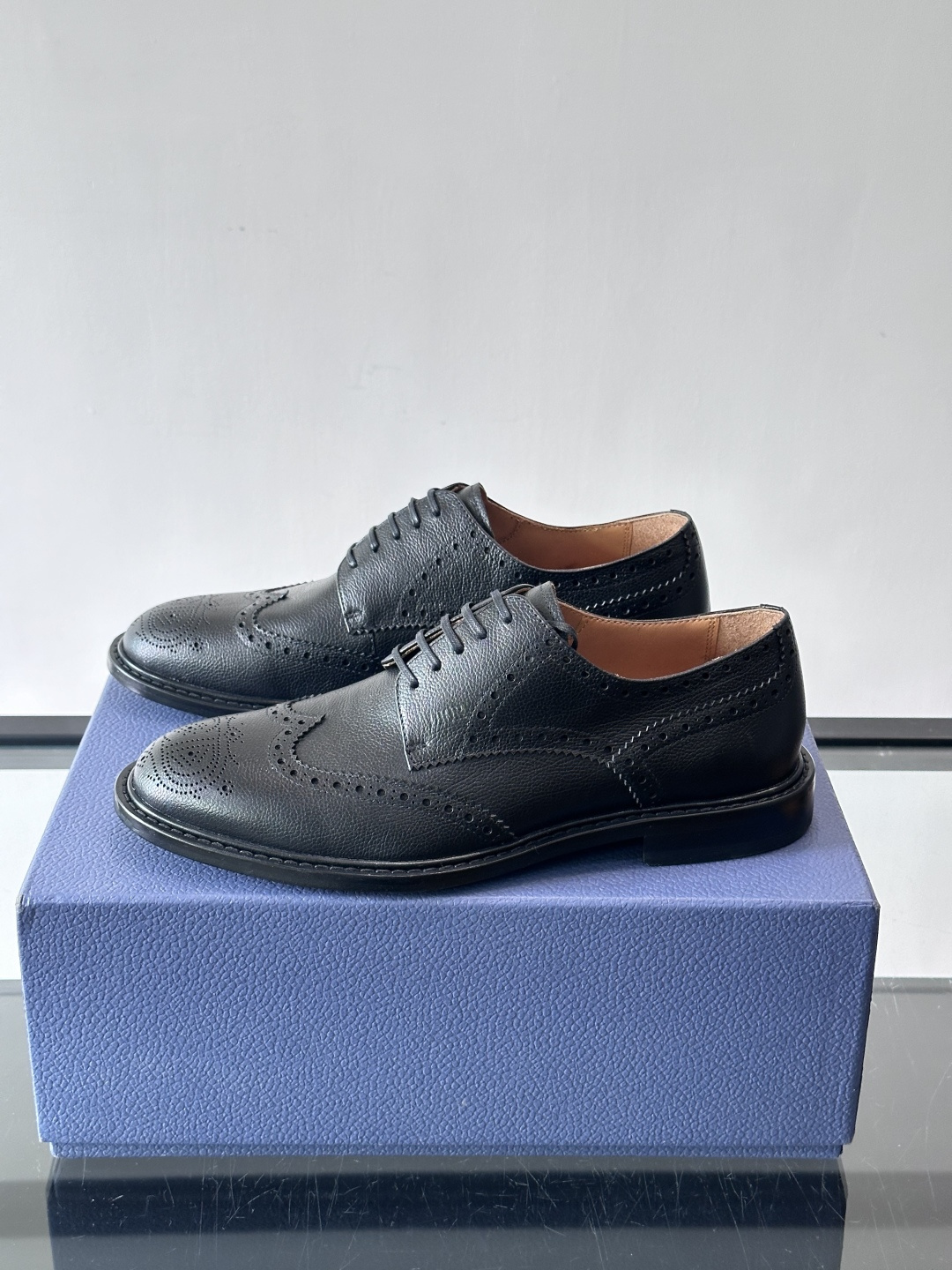 Dior男士正装真皮大底皮鞋，进口头层牛皮，内里小牛皮，小牛皮垫脚有效吸汗透气。进口真皮胚底层，透气性好