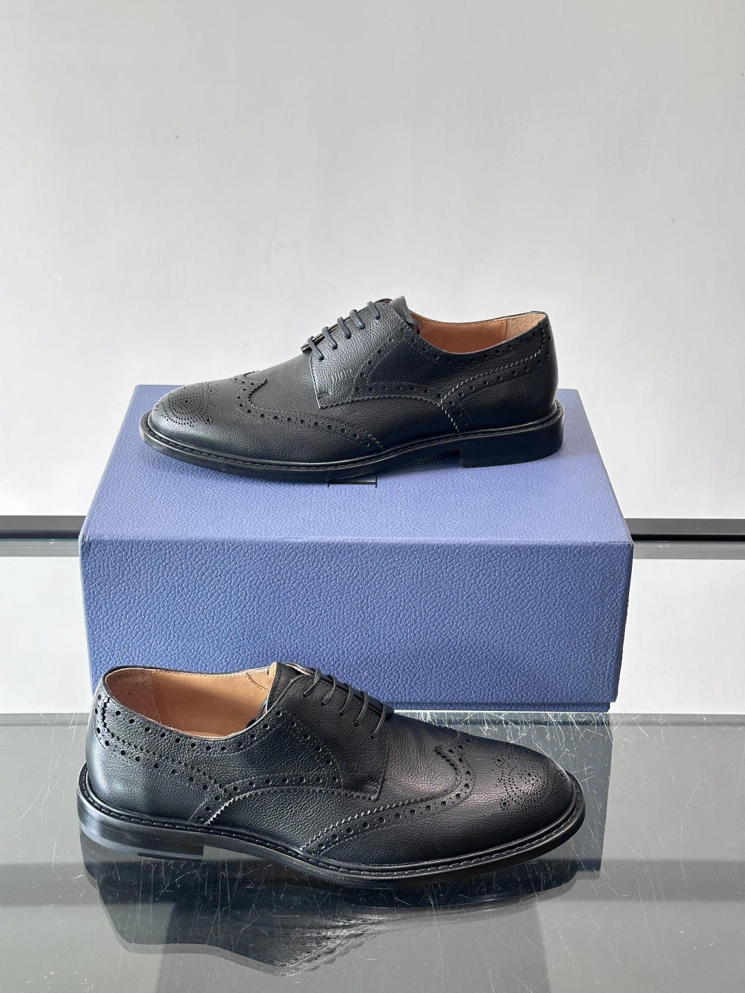 Dior男士正装真皮大底皮鞋，进口头层牛皮，内里小牛皮，小牛皮垫脚有效吸汗透气。进口真皮胚底层，透气性好