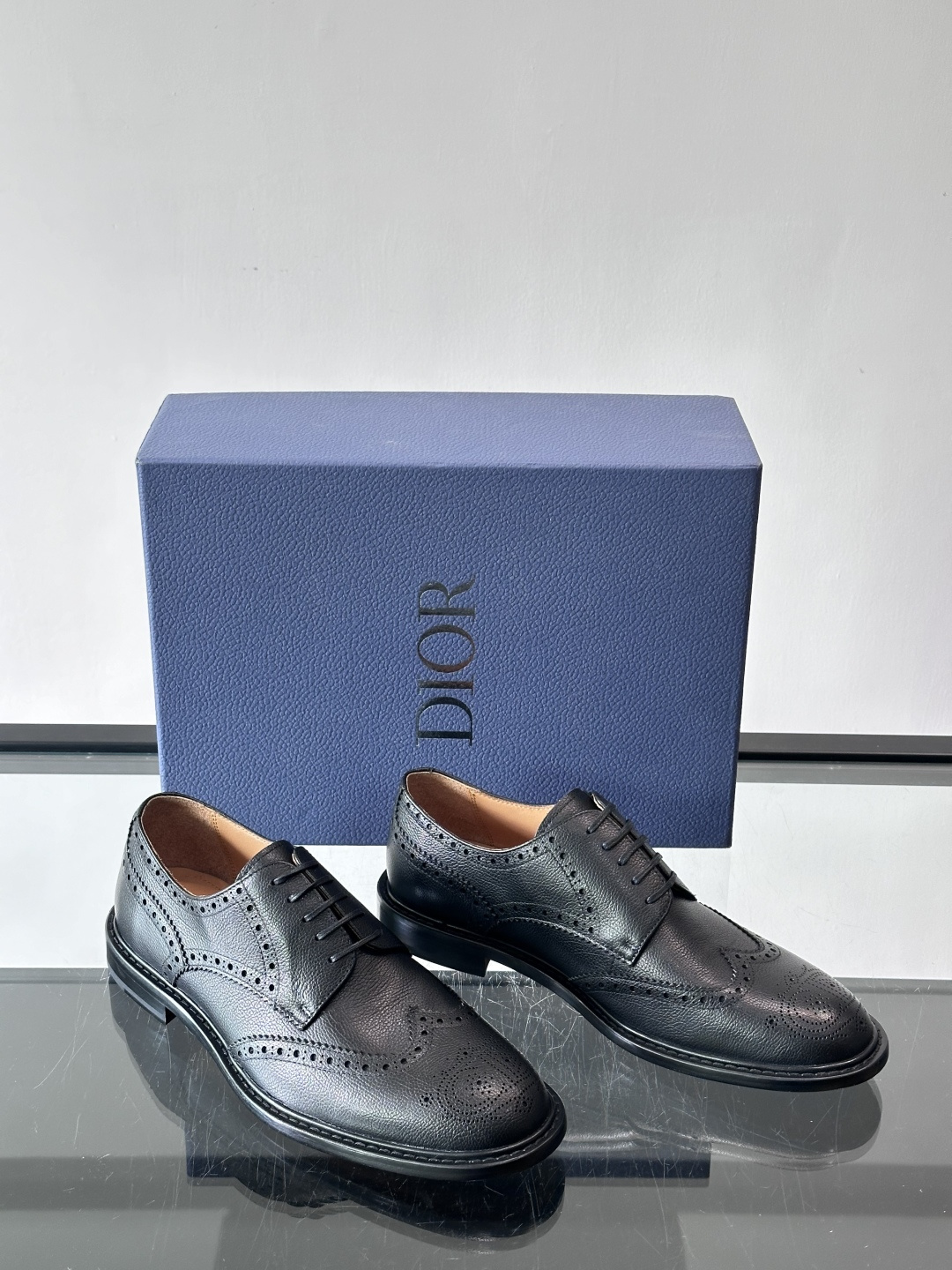 Dior男士正装真皮大底皮鞋，进口头层牛皮，内里小牛皮，小牛皮垫脚有效吸汗透气。进口真皮胚底层，透气性好