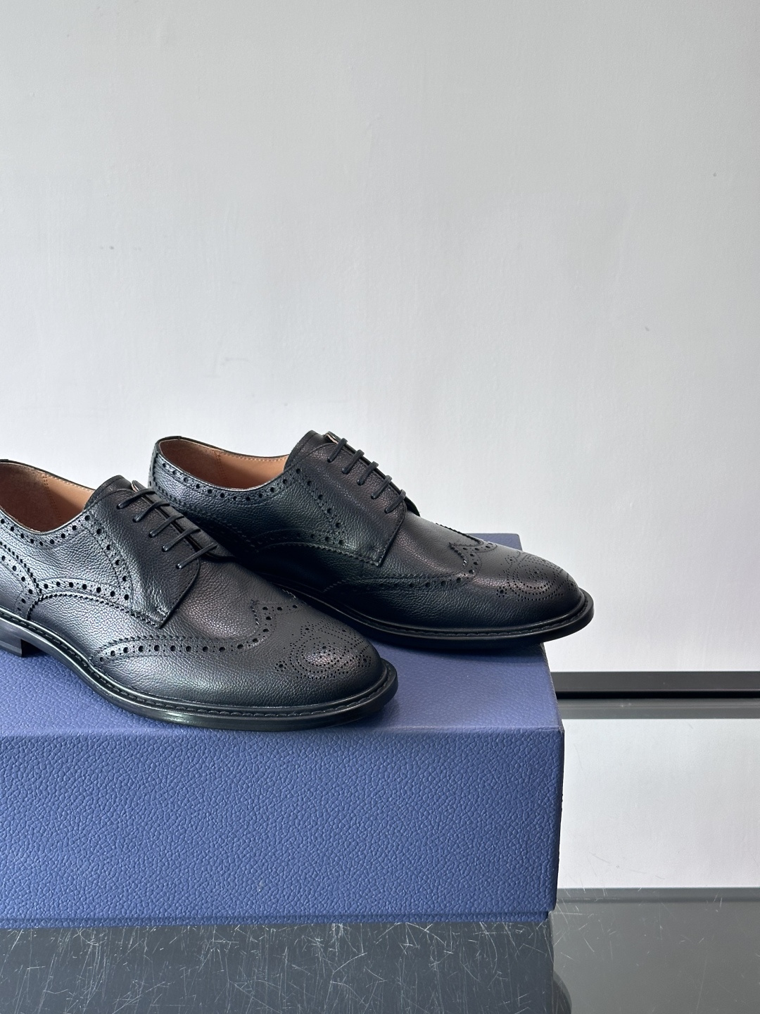 Dior男士正装真皮大底皮鞋，进口头层牛皮，内里小牛皮，小牛皮垫脚有效吸汗透气。进口真皮胚底层，透气性好