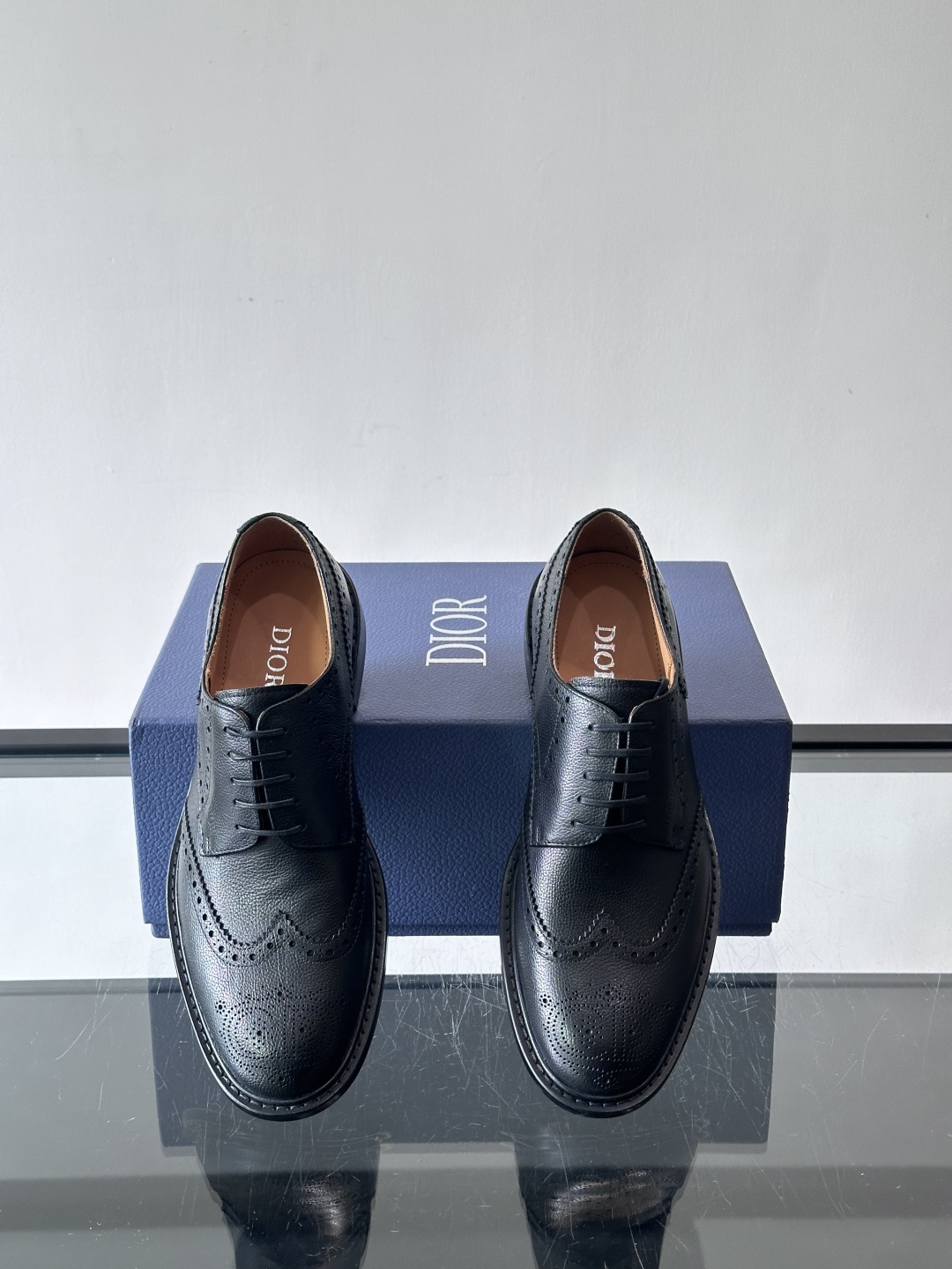 Dior男士正装真皮大底皮鞋，进口头层牛皮，内里小牛皮，小牛皮垫脚有效吸汗透气。进口真皮胚底层，透气性好