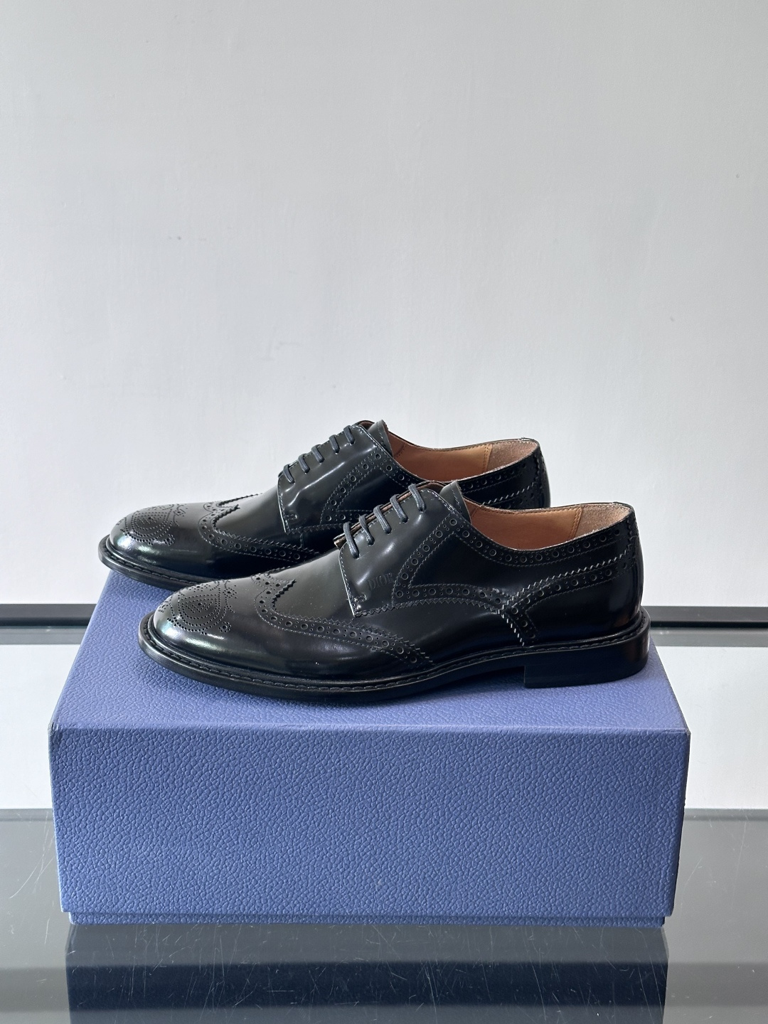 Dior男士正装真皮大底皮鞋，进口头层牛皮，内里小牛皮，小牛皮垫脚有效吸汗透气。进口真皮胚底层，透气性好