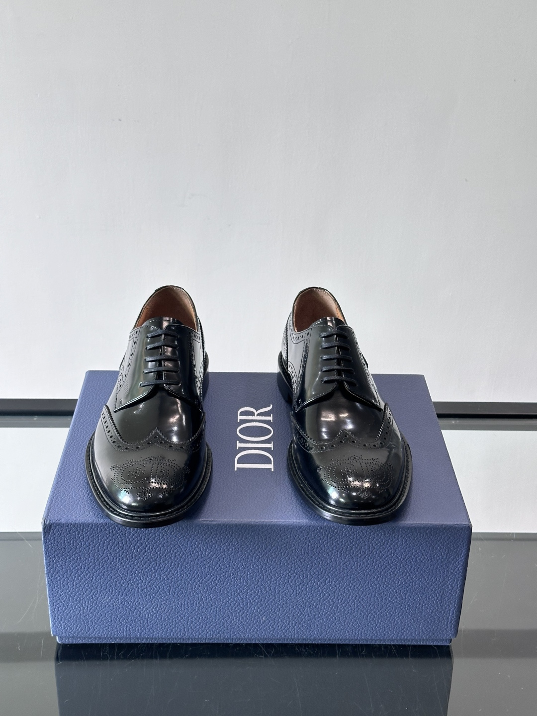 Dior男士正装真皮大底皮鞋，进口头层牛皮，内里小牛皮，小牛皮垫脚有效吸汗透气。进口真皮胚底层，透气性好