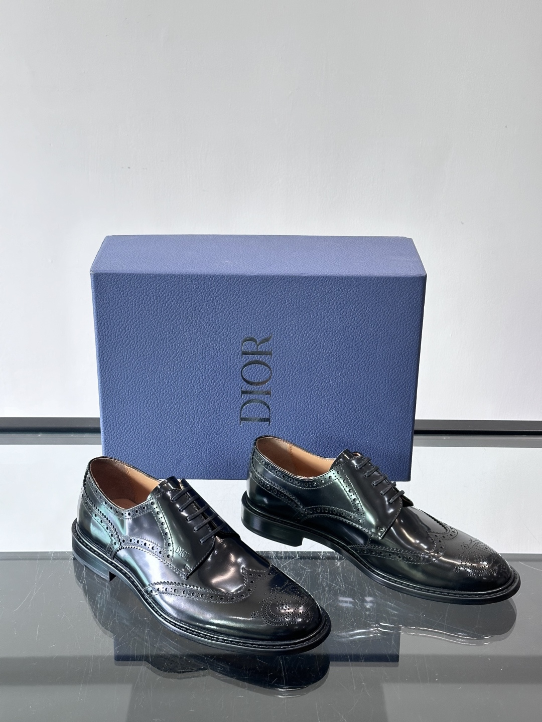 Dior男士正装真皮大底皮鞋，进口头层牛皮，内里小牛皮，小牛皮垫脚有效吸汗透气。进口真皮胚底层，透气性好