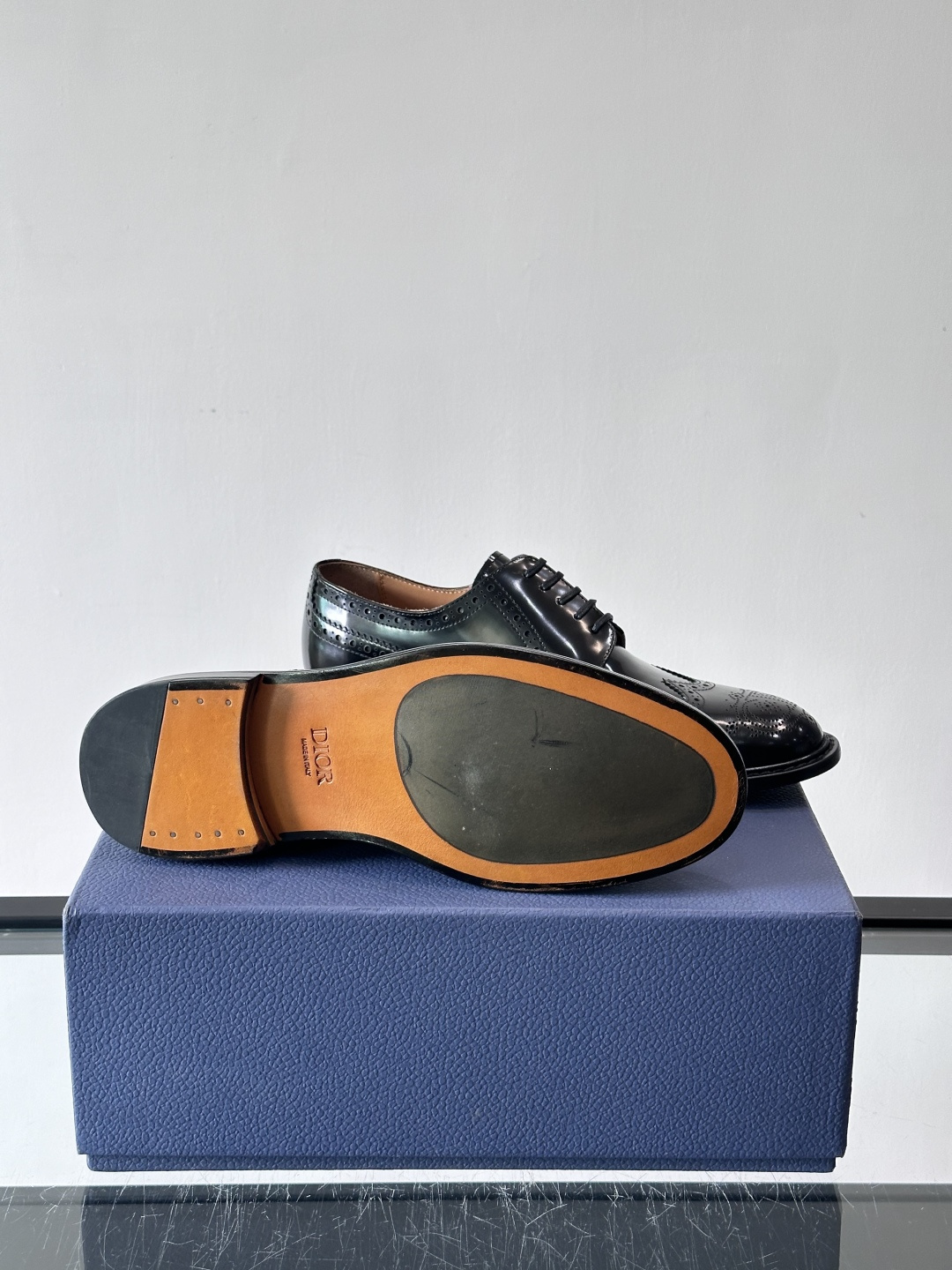 Dior男士正装真皮大底皮鞋，进口头层牛皮，内里小牛皮，小牛皮垫脚有效吸汗透气。进口真皮胚底层，透气性好