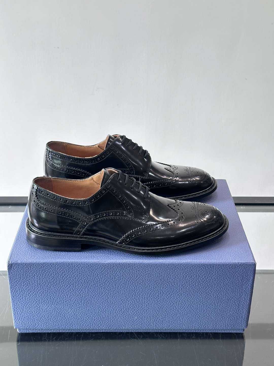 Dior男士正装真皮大底皮鞋，进口头层牛皮，内里小牛皮，小牛皮垫脚有效吸汗透气。进口真皮胚底层，透气性好