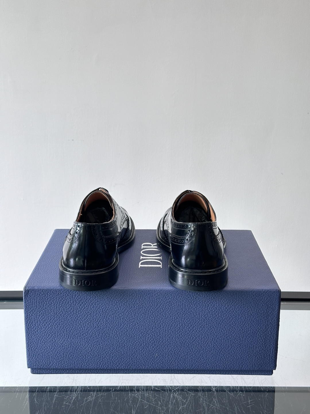 Dior男士正装真皮大底皮鞋，进口头层牛皮，内里小牛皮，小牛皮垫脚有效吸汗透气。进口真皮胚底层，透气性好