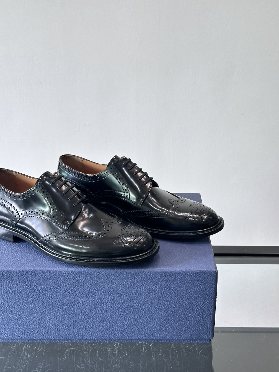 Dior男士正装真皮大底皮鞋，进口头层牛皮，内里小牛皮，小牛皮垫脚有效吸汗透气。进口真皮胚底层，透气性好