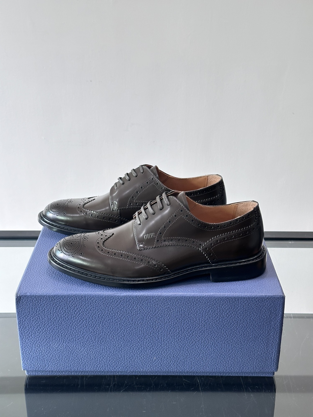 Dior男士正装真皮大底皮鞋，进口头层牛皮，内里小牛皮，小牛皮垫脚有效吸汗透气。进口真皮胚底层，透气性好