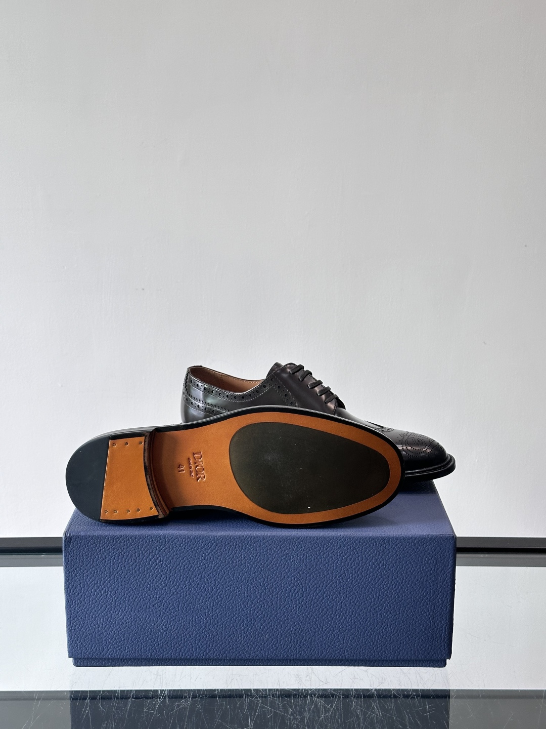 Dior男士正装真皮大底皮鞋，进口头层牛皮，内里小牛皮，小牛皮垫脚有效吸汗透气。进口真皮胚底层，透气性好