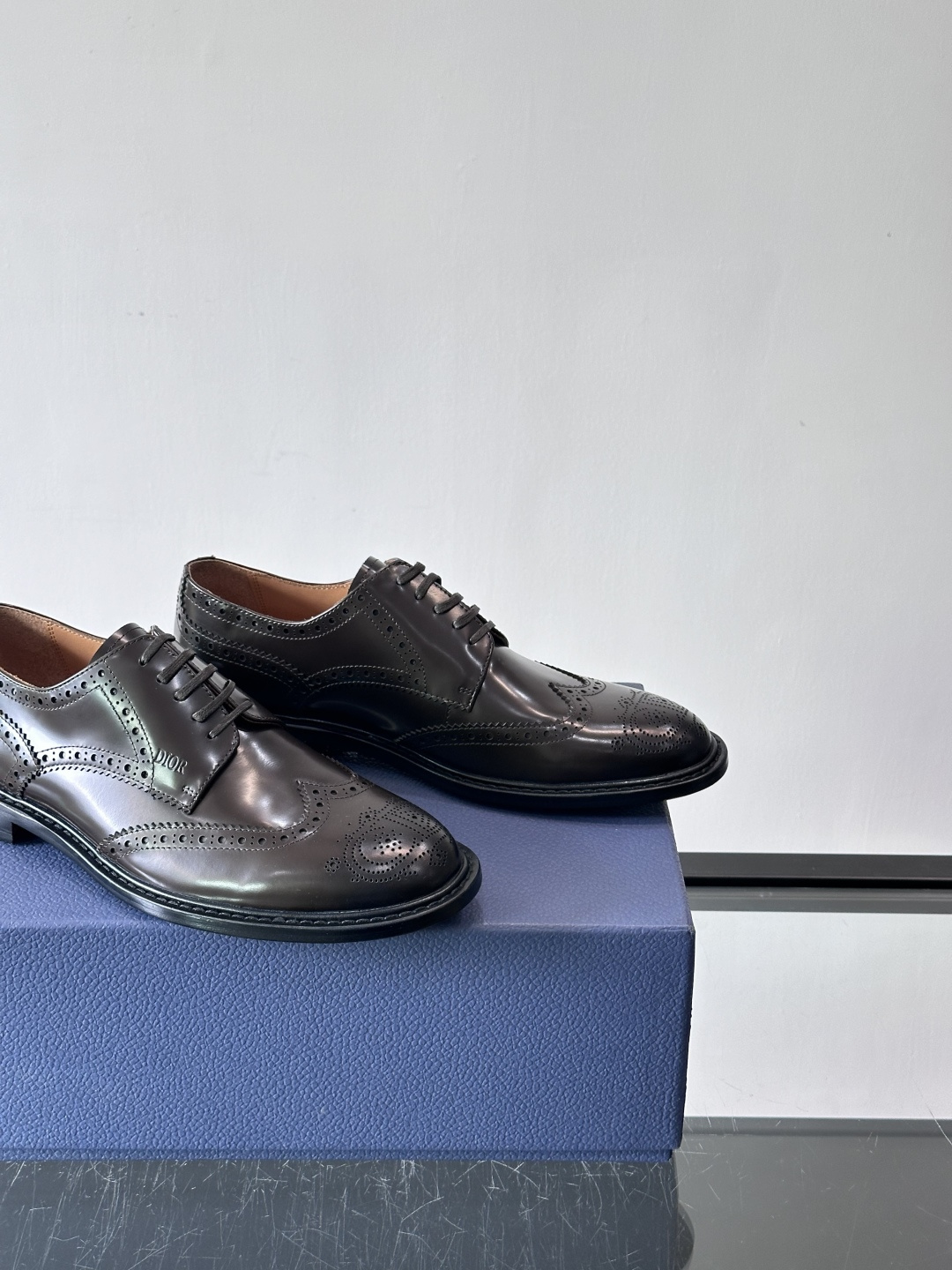 Dior男士正装真皮大底皮鞋，进口头层牛皮，内里小牛皮，小牛皮垫脚有效吸汗透气。进口真皮胚底层，透气性好