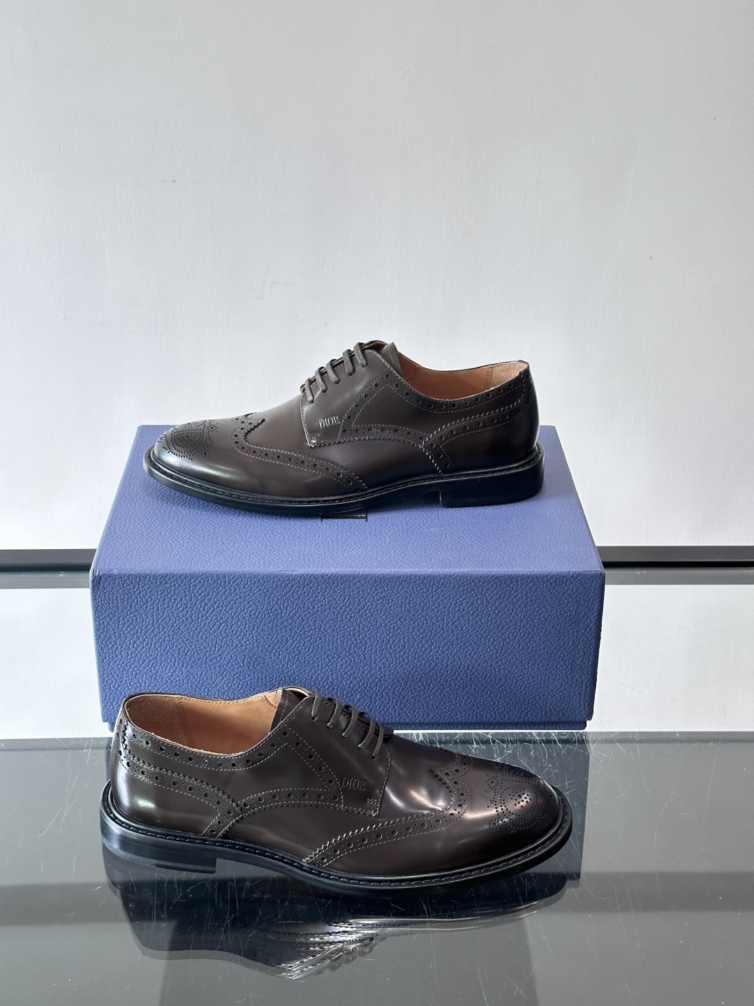 Dior男士正装真皮大底皮鞋，进口头层牛皮，内里小牛皮，小牛皮垫脚有效吸汗透气。进口真皮胚底层，透气性好