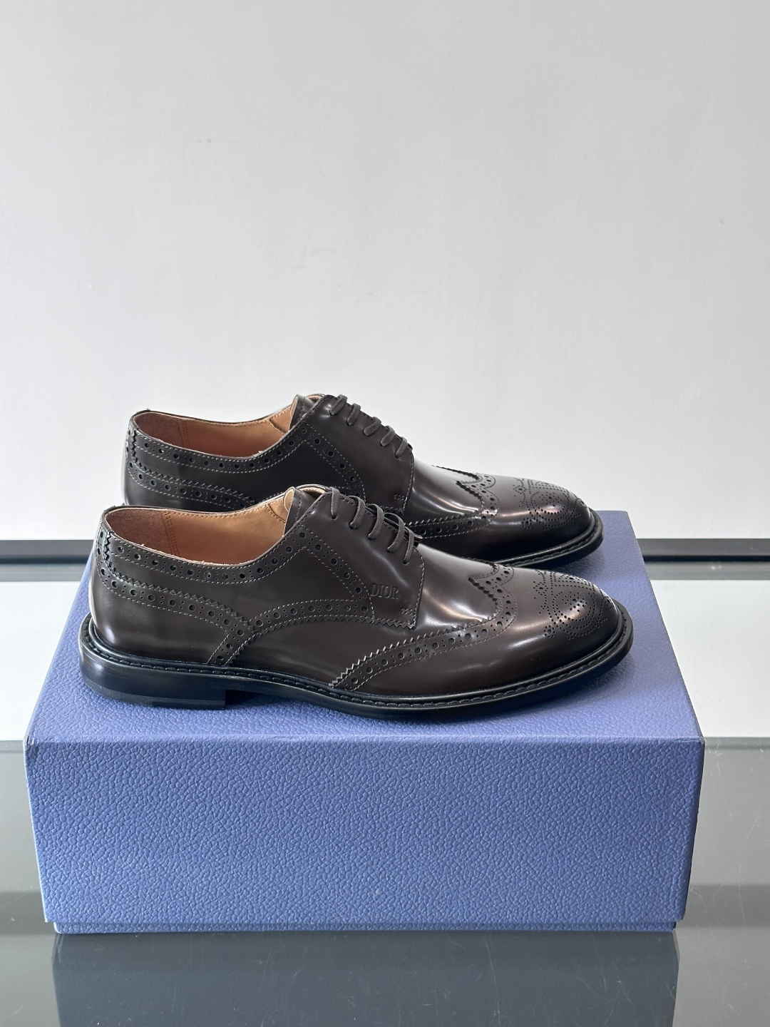 NO:639541,Dior men's formal leather outsole leather shoes, imported first-layer cowhide, calfskin lining, and calfskin foot pads are effective in absorbing sweat and breathable. The bottom layer of imported genuine leather embryo has good breathability and toughness, which can effectively relieve foot fatigue. Simple last shape, clean and neat, simple and elegant!  ,Size39-44 (38.45.46 customized),,dior,cowhide,Leather soles19860909Dior男士正装真皮大底皮鞋,进口头层牛皮,内里小牛皮,小牛皮垫脚有效吸汗透气.进口真皮胚底层,透气性好,韧性好,有效缓解脚疲劳.简洁楦型 ,干净利索,简约大方！ 、Size39-44（38.45.46定制）,,dior,cowhide,Leather soles,Men's shoes