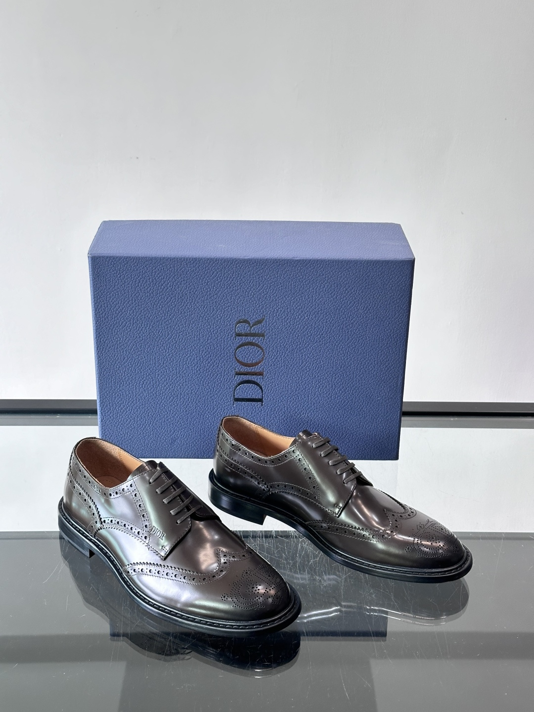 Dior男士正装真皮大底皮鞋，进口头层牛皮，内里小牛皮，小牛皮垫脚有效吸汗透气。进口真皮胚底层，透气性好